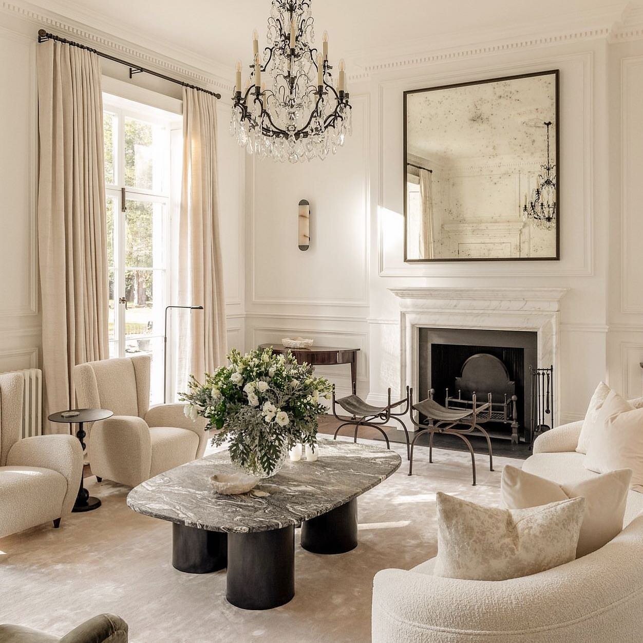 Weekend inspiration @covetnoir @taranwilkhu via @vogueliving 

#designinspiration #interiorinspo #homeinspo #homegoals #interiordesigninspiration #designgoals #homestyle #homeinterior #homestyling #neutraldecor #livingroominspo #livingroomdecor #elle