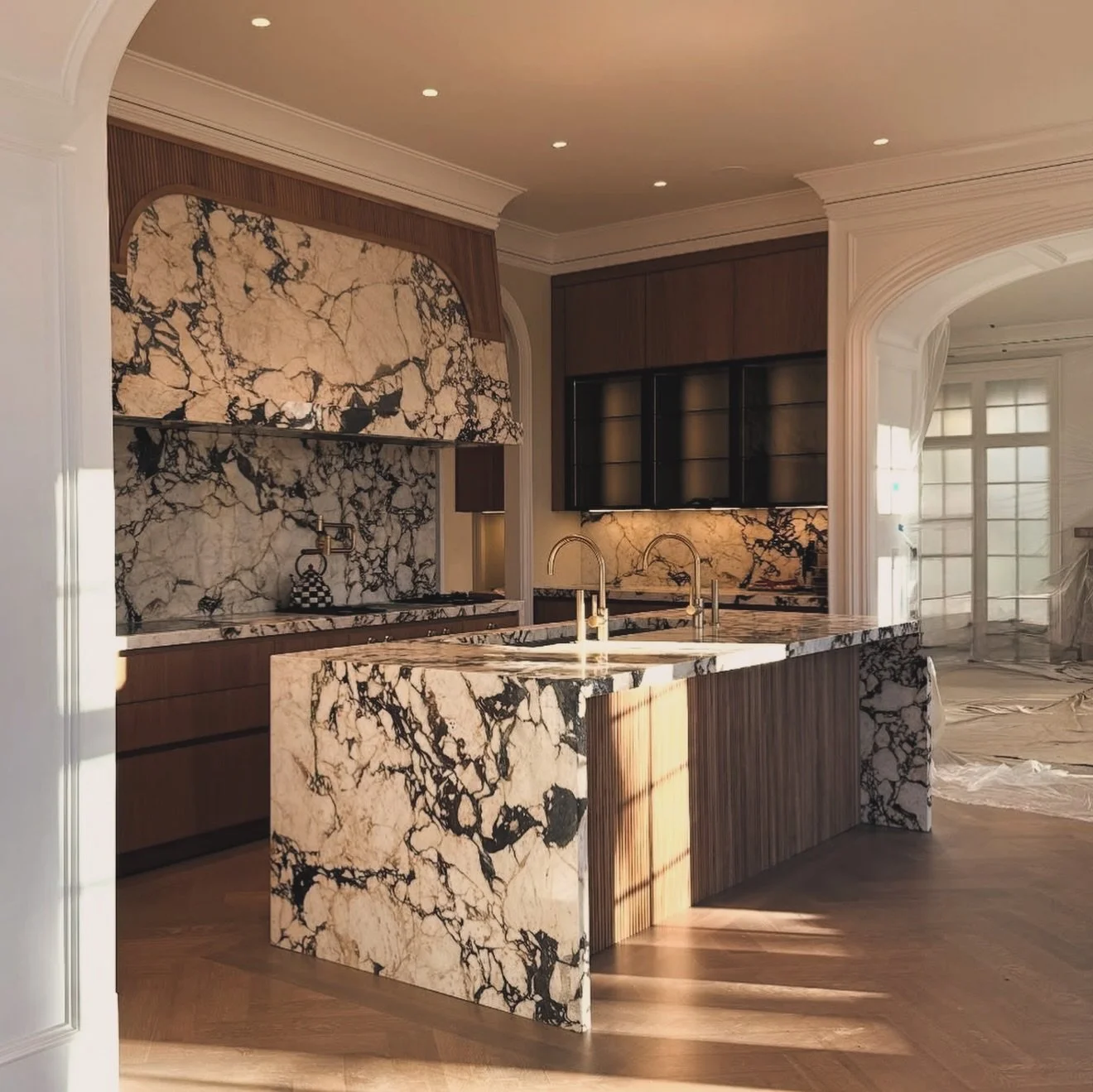 Where classic architecture meets bold design&hellip;

Statement stone, warm timber and beautifully considered architectural details. A kitchen full of character, yet effortlessly elegant.

I love the natural sunlight streaming through this space 🤍

