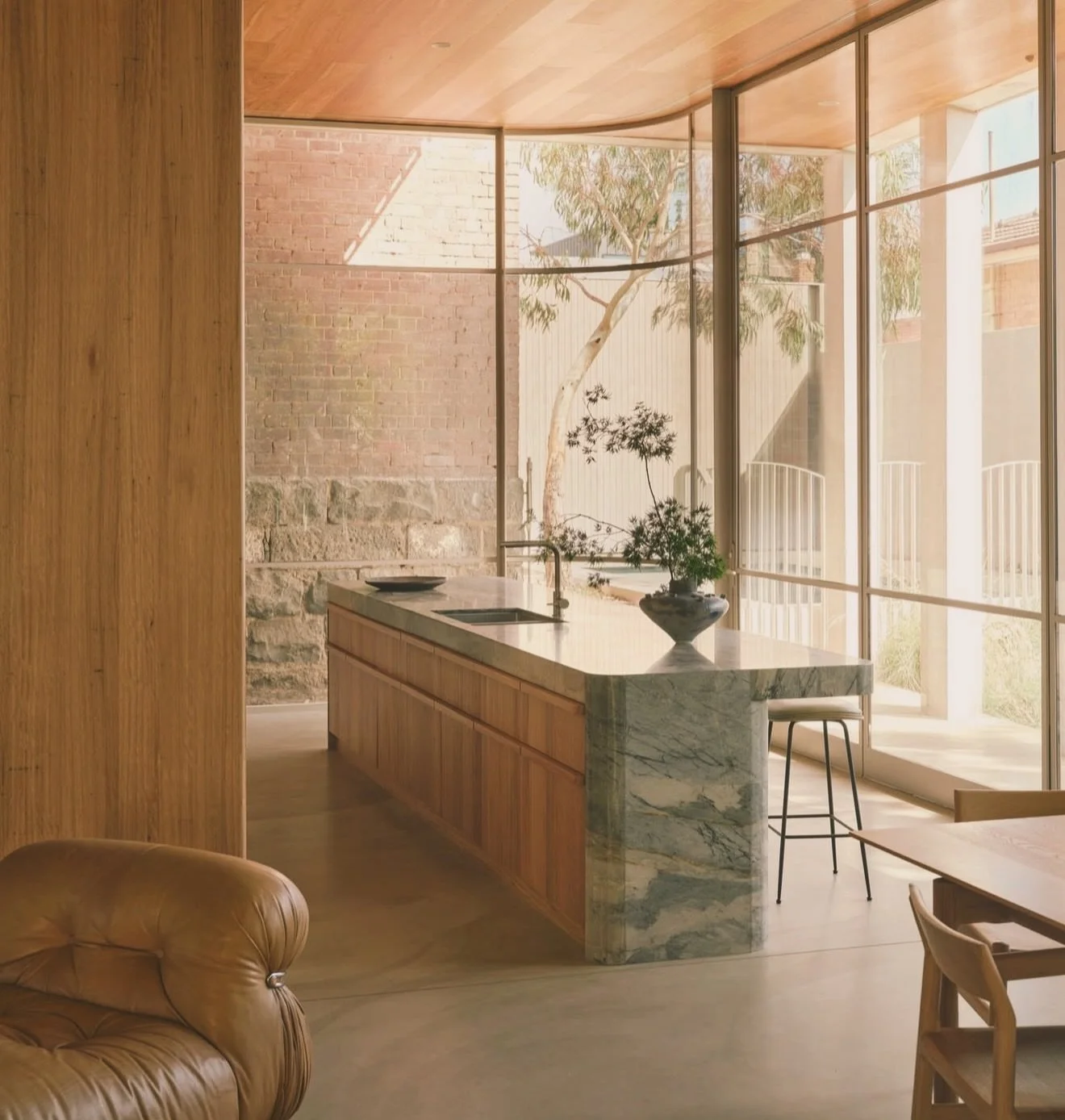 Natural materials, soft light and beautifully considered details.
A home that feels calm, warm and completely effortless. 🤎

A beautiful design that keeps me inspired.

Design @freadmanwhite 
Photography @seanfennessy 

#kitchen #kitcheninspo #homed