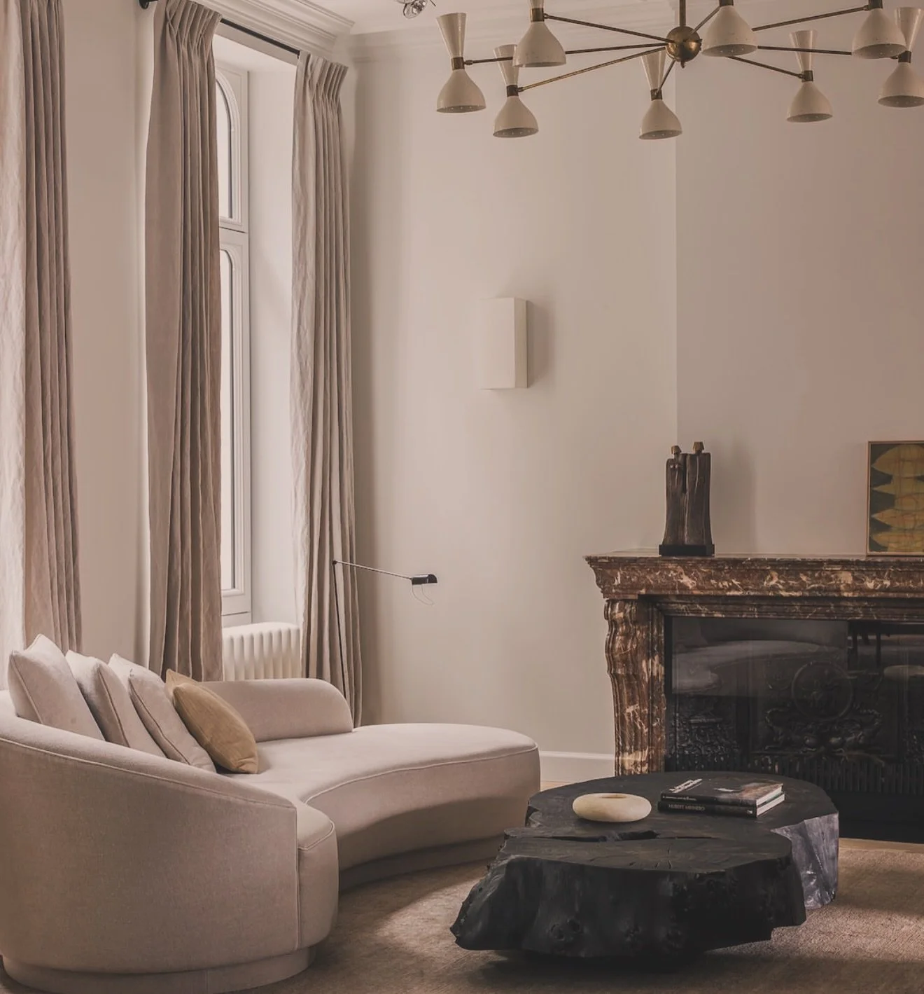Beautifully understated..

A calm palette, strong architectural details and a thoughtful mix of texture and form.

A home full of inspiration 🤎

Design: @jimdierckx 
📸 @cafeine 

#designinspiration #homegoals #interiorinspirations #homeinspo #weeke