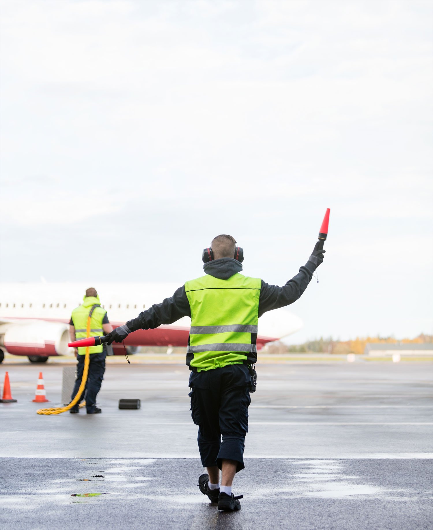 Ground-Crew-Signaling-To-Airplane---Exposure-correction---Before.jpg