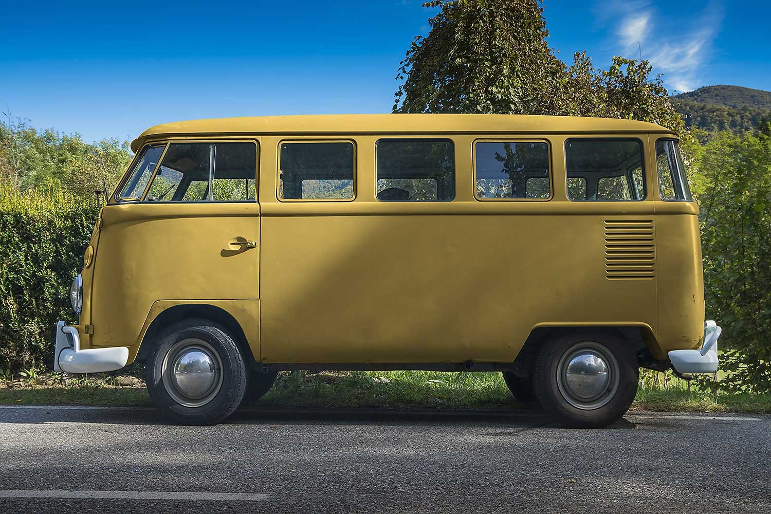 Vintage-minibus-colour-change-with-photoshop-service---After.jpg