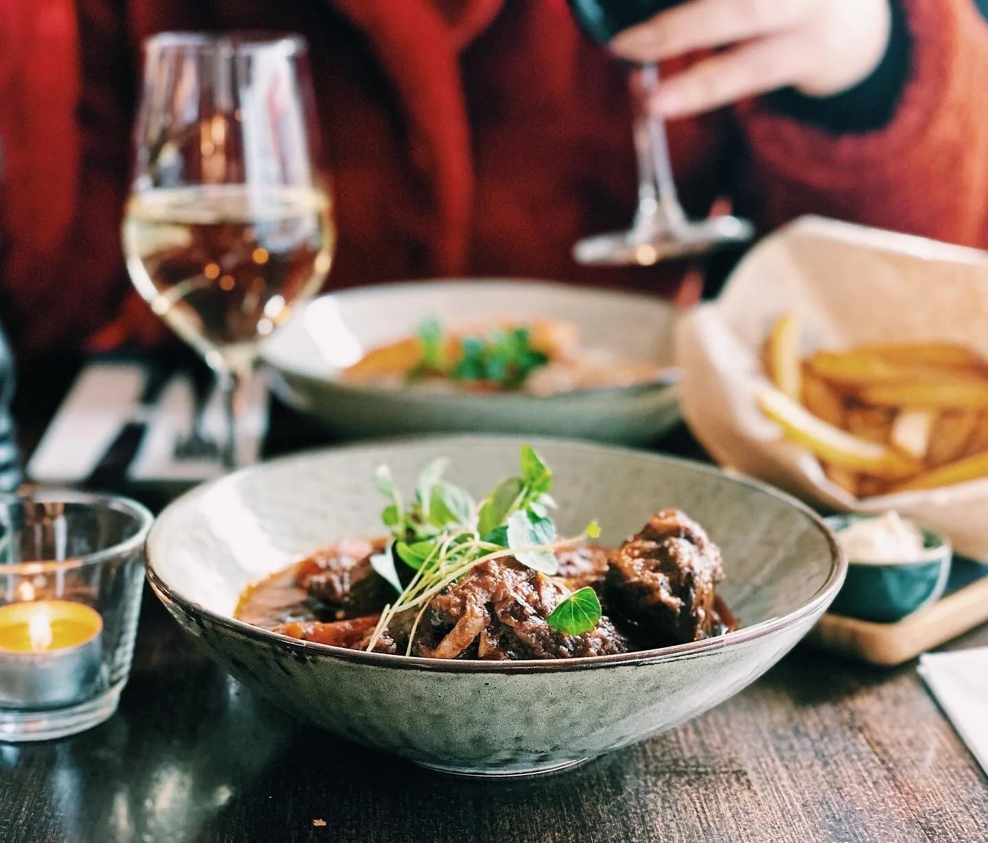 STOOFVLEES MET HANDGESNEDEN FRIETJES