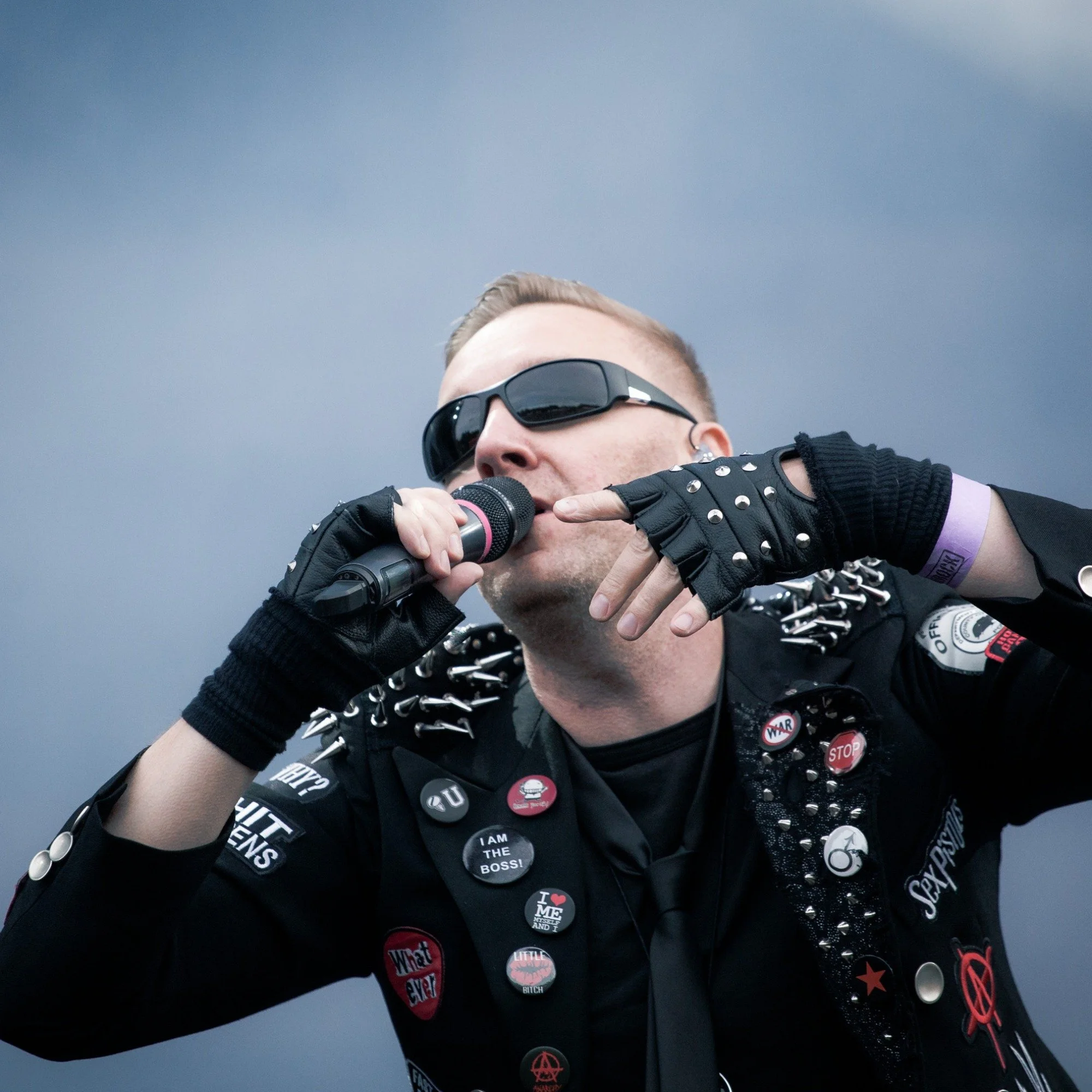 A happy photo throwback to the legendary @ilosaarirock in 2017.

If you could see us perform at any festival in the world, where would you take us? 

#ilosaarirock #poetsofthefall #festarit #ihmisenparastaaikaa #joensuu #milloinn&auml;hd&auml;&auml;n