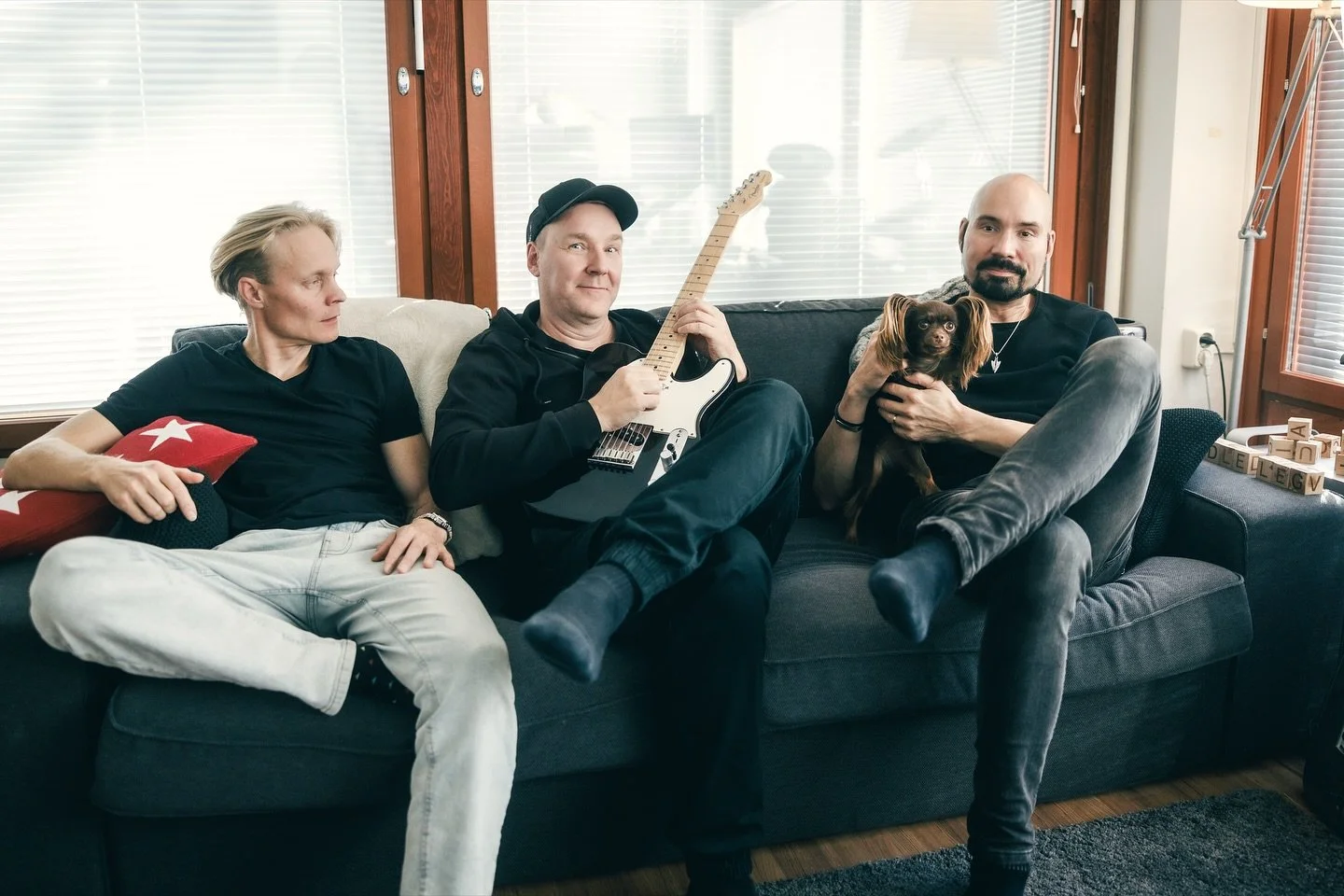 New album cooking. The ingredients? Chords, chaos, and canine approval. 🔥😆

(You&rsquo;d think it would be the dog rolling on the floor..)

#poetsofthefall #potfalbum10 

📷: @tiiaohman 🐾: @toydog.elli