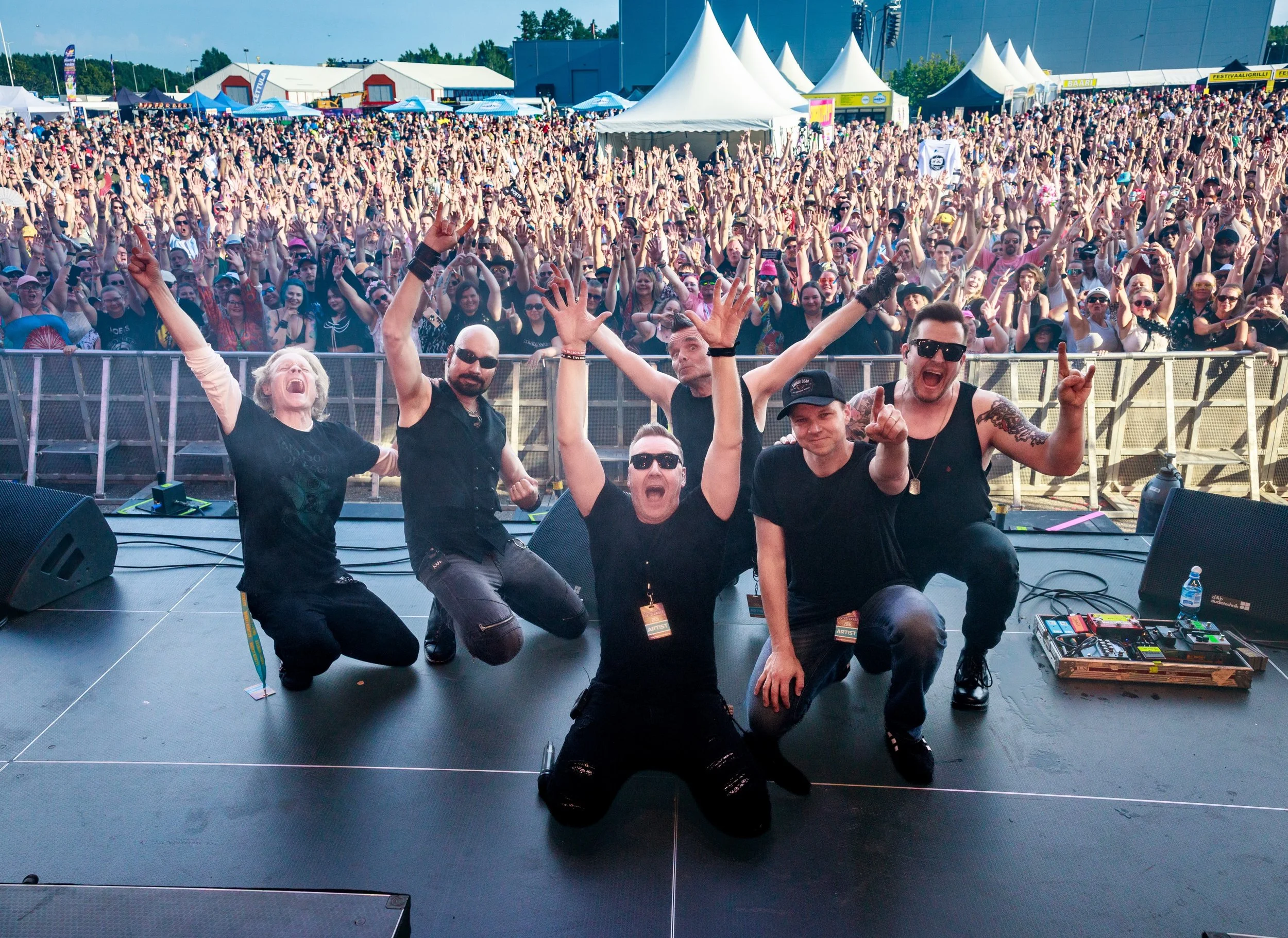 THANK YOU TURKUUUUU!!! 🔥😍 A hot hot hot day but luckily, we got to play in front of a very cool audience! 

#vauhtikiihtyy #kiitosturku #kiitosel&auml;m&auml; #kiitosfestarit 

📷: @tiiaohman