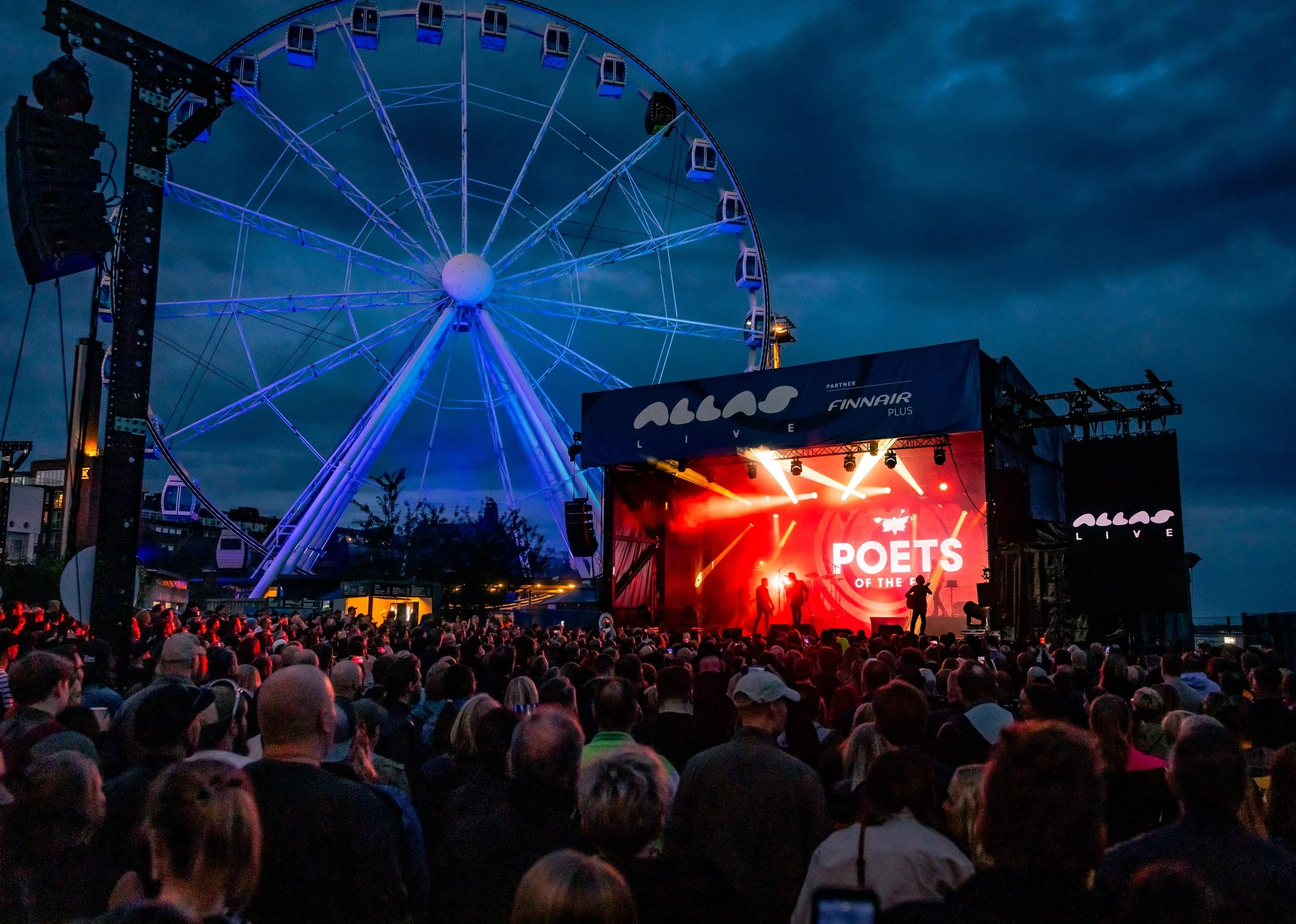 About last Friday&hellip; 🔥 A few photographic memories from our Carnival by the Sea show. Thank you again to everyone who joined us &mdash; You gave us an unforgettable night, with a thousand hearts and all! 🎡

💗

#poetsofthefall #echoesofthecarn