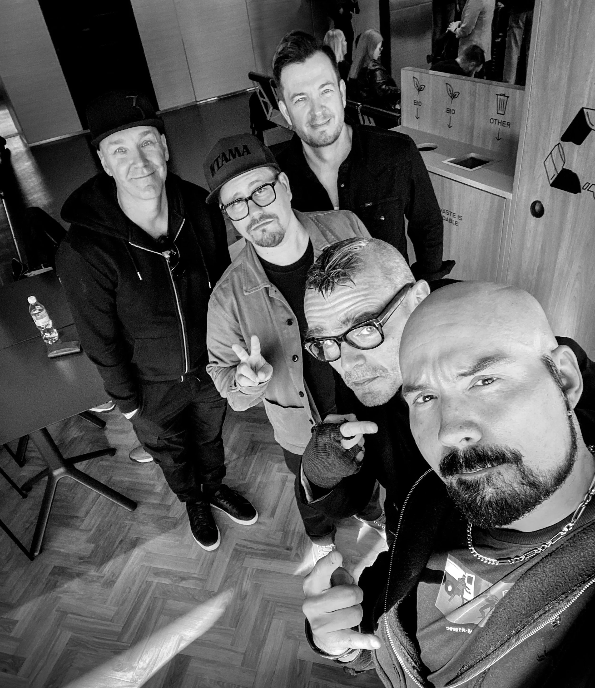 Here we go! 🛫 See you tonight in Hamburg! 🤘
#echoesofthecarnival #whereolli