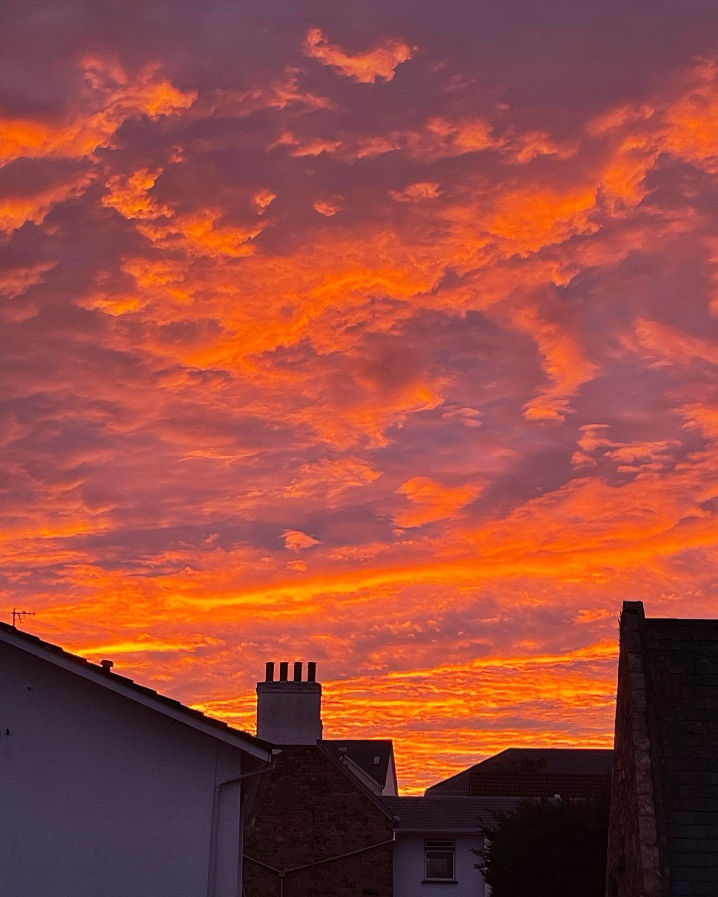 The sky is on 🔥 tonight.
It&rsquo;s getting in the Halloween mood 🎃
#sunset #jerseyci