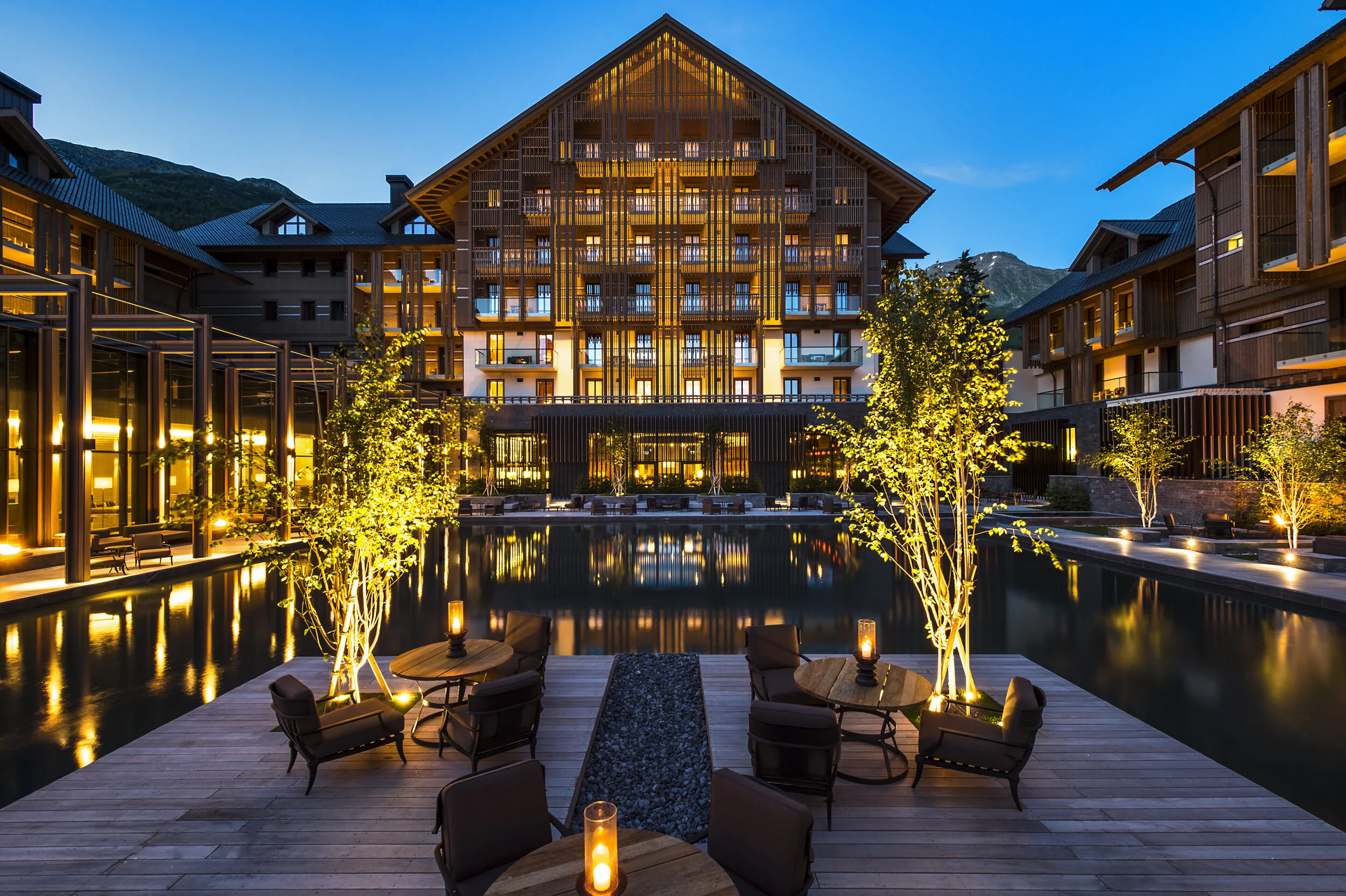 CAM-Dining-The_Courtyard_Night_02.jpg