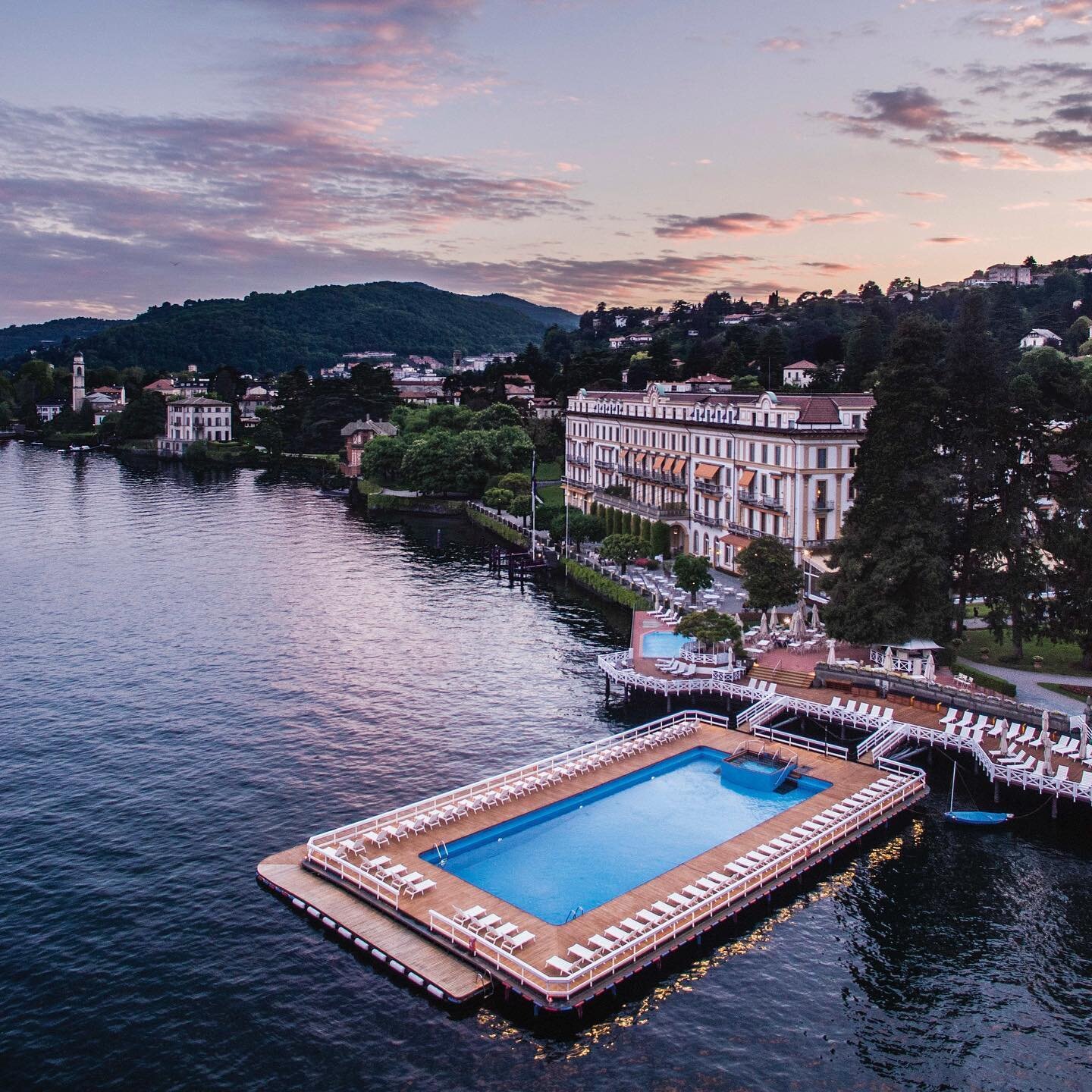 Another great excuse to support 🇮🇹 this summer, is last weeks re-opening of the opulent @villadestelakecomo ⠀⠀
⠀⠀
⠀⠀
#smartflyer #virtuoso #theprivilege #membersonly #travelclub #privatetravelclub #dedicatedtravelservices