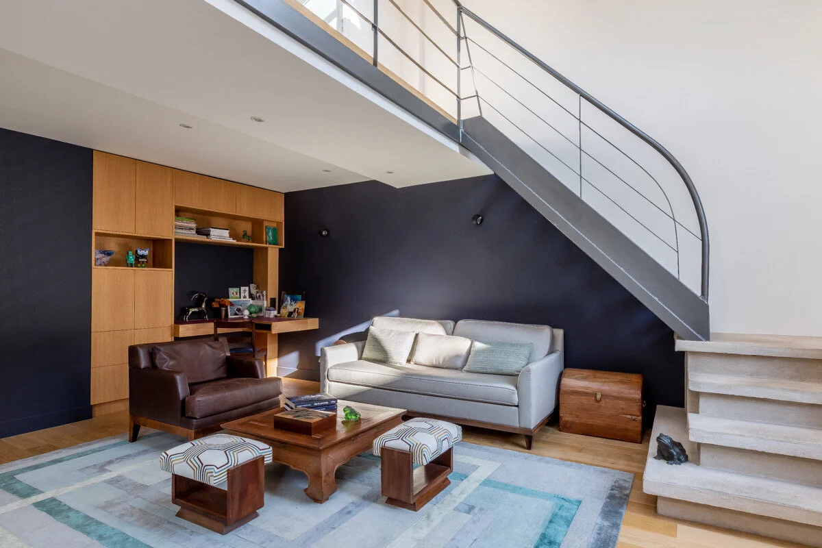 After - Integrated cabinets in pitch blue and oak define a cosy nook