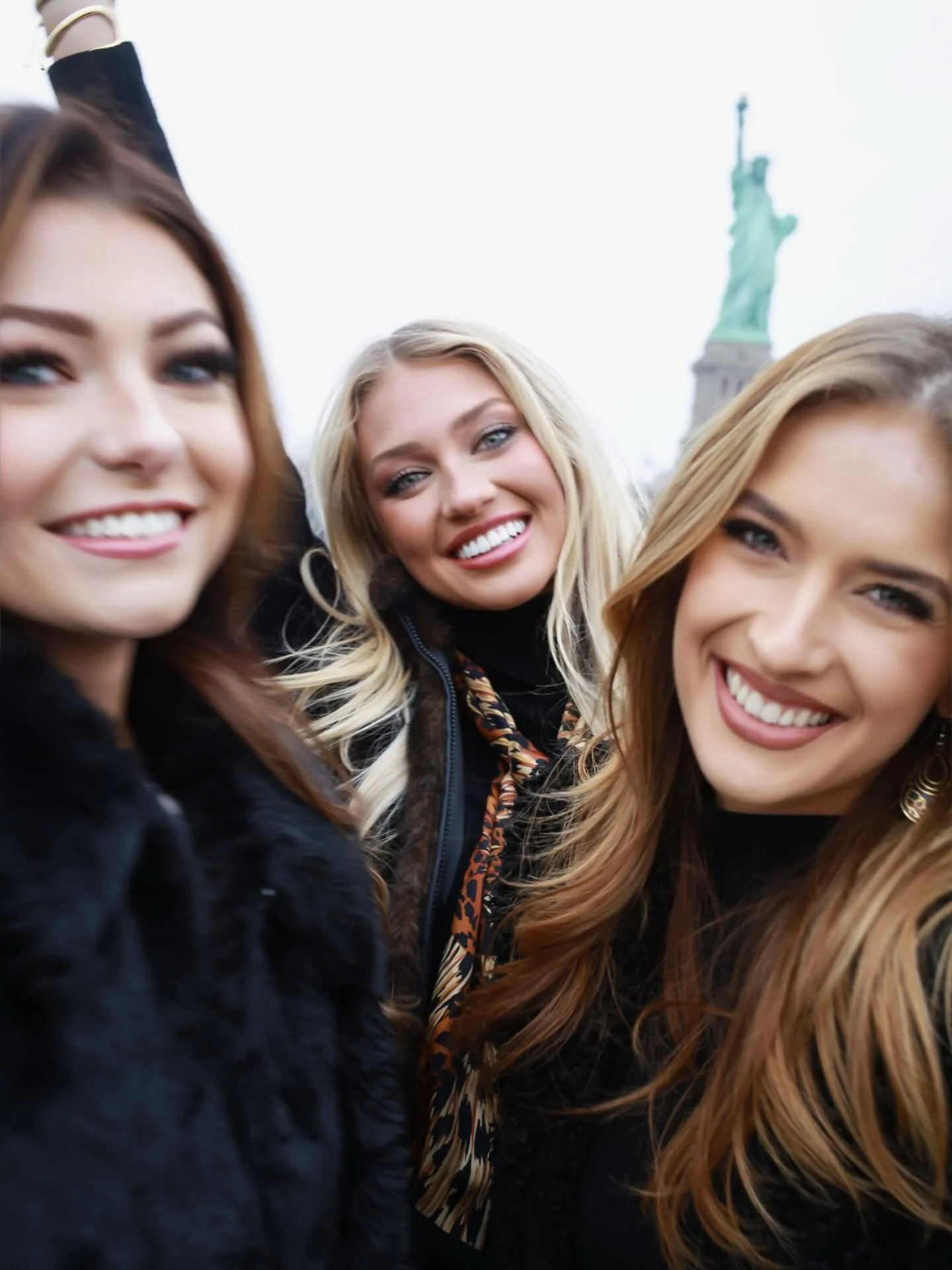 lady liberty with my ladies 🗽🌃✨ 

I had so much fun on the NYC boat tour with my @missamerica sisters as we celebrated our Miss America @cassiedonegan and got to see the most beautiful sights of her city! 

📸: @lashayphotography_ / @thedineshalash