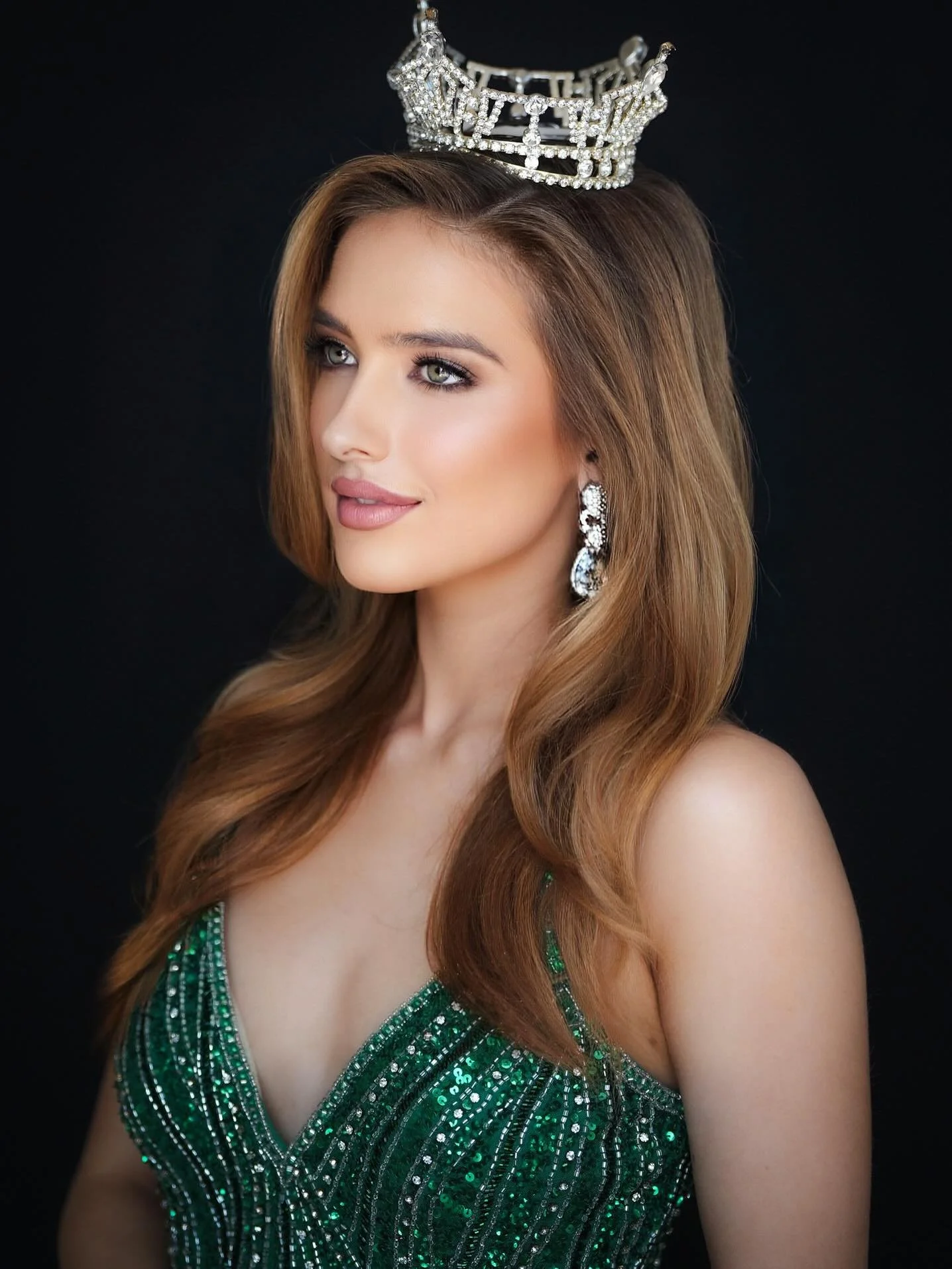 No pinches needed 🍀🌈 I already feel so lucky to represent Missouri and serve with a purpose through the @missamerica Opportunity!

Happy St. Patrick&rsquo;s Day! 💚✨

📸: @lashayphotography_ / @thedineshalashay 
Dress: @nataliem_studio 
H&amp;MU: @