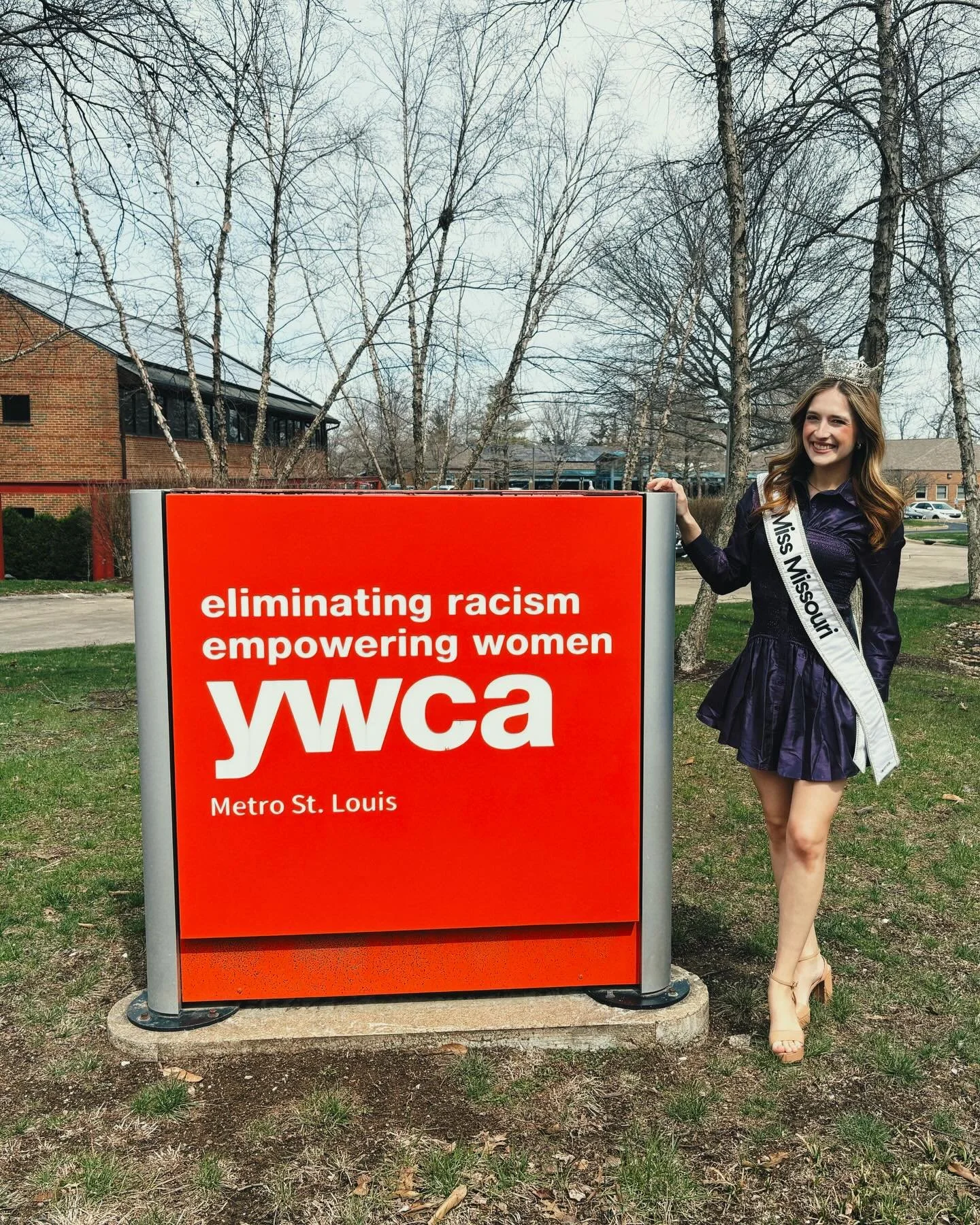 What a pleasure to meet with the YWCA of Metro St. Louis! 🧡 I was able to drop off donations from our donation drive with the @themissmissouriorg local titleholders and have great discussions about the needs of women in Missouri to better protect th