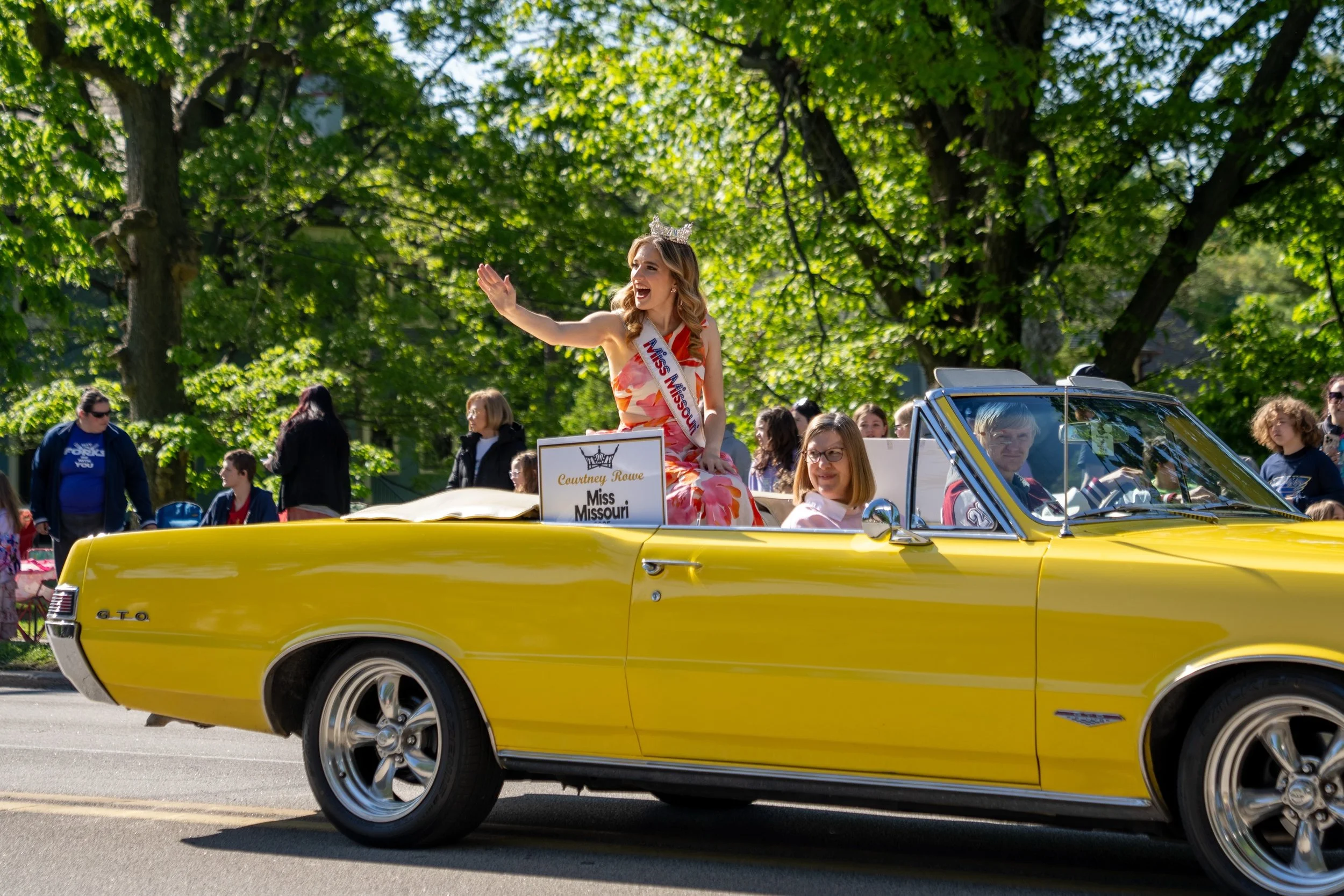 Apple Blossom Parade! Honored to have been the grand marshal! 🩷🧡💛

📸: @rjbaigphoto 

#MissMissouri #MissMissouri2025 #MissAmerica #MissAmericaOpportunity #StJoseph