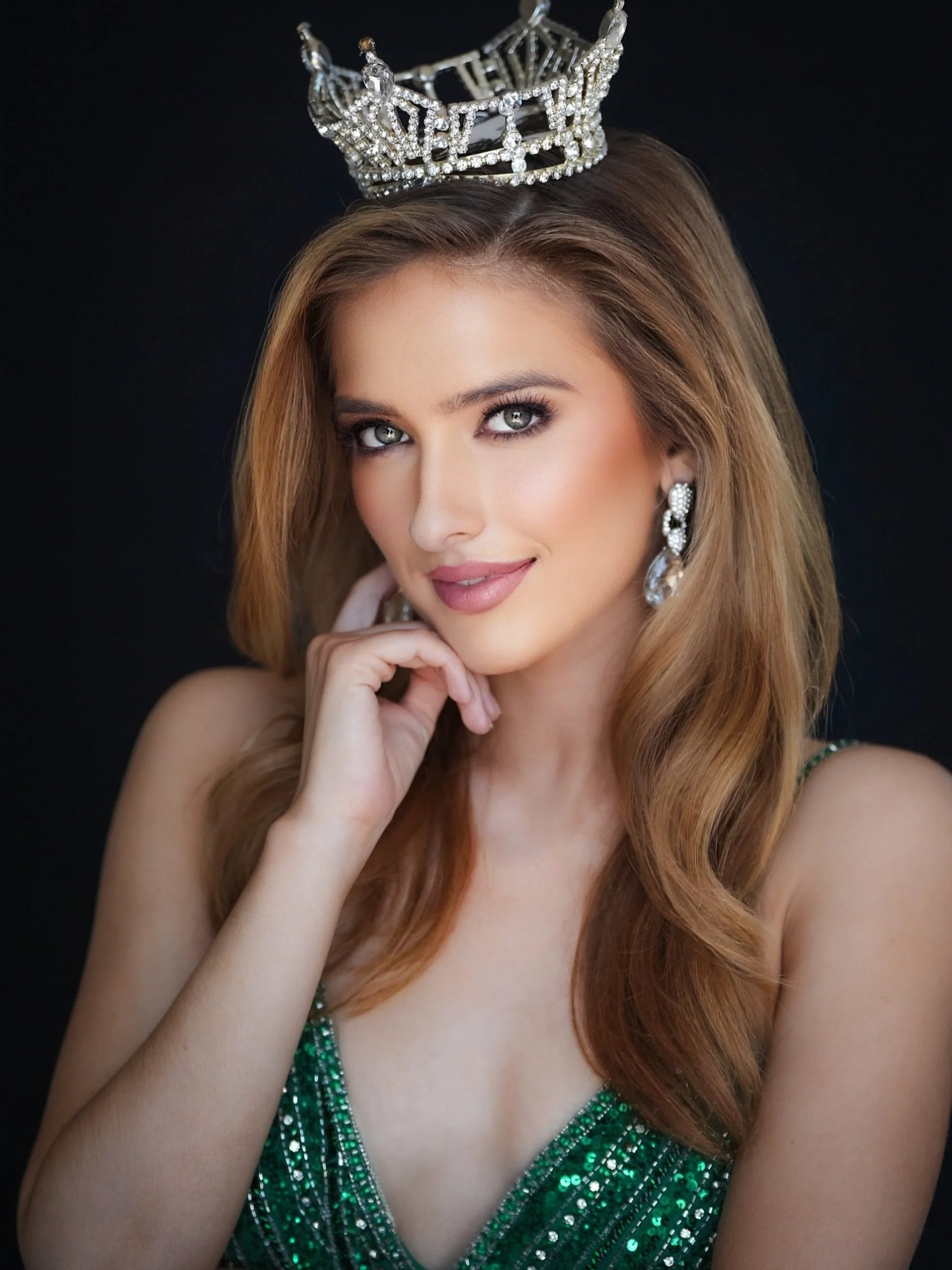 💚 not ready to say goodbye to my favorite accessory&hellip;

👗: @nataliem_studio 
📸: @lashayphotography_ / @thedineshalashay 
💄: @alexandreajadebeauty 

#MissMissouri #MissMissouri2025 #MissAmerica #Missouri #pageant