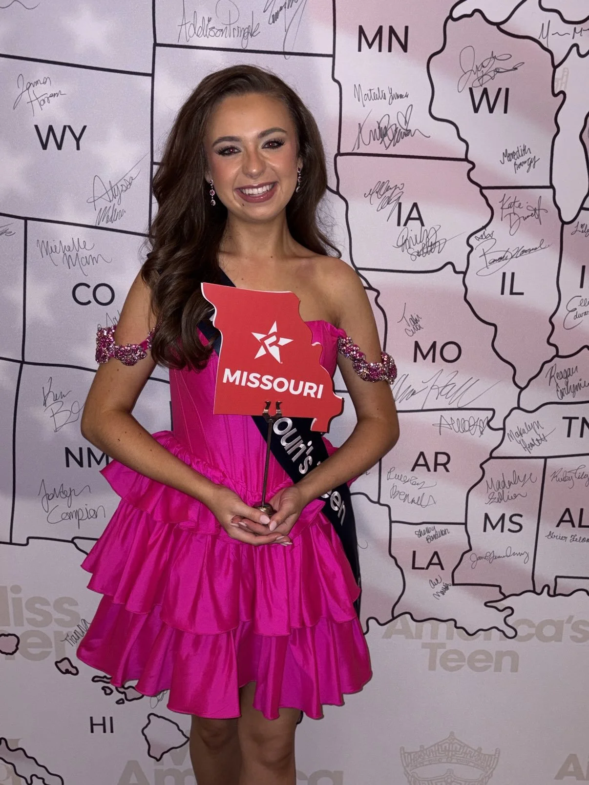 Night 1 of preliminary competition is complete for our girl! She did incredible and we can&rsquo;t wait to see more of her on-stage! 💫So proud of you, Anna <3 

Dress: @joannsoftennessee 

#MissMissourisTeen #MissAmericasTeen #ShowMeMissMO #RedWh