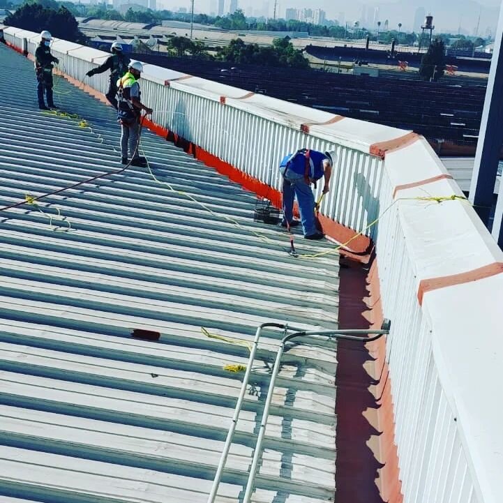 Realizar trabajos de inspección y limpieza ayuda a prevenir grietas en el impermeabilizante y evita gastos innecesarios, cotiza con nosotros tu póliza de mantenimiento!