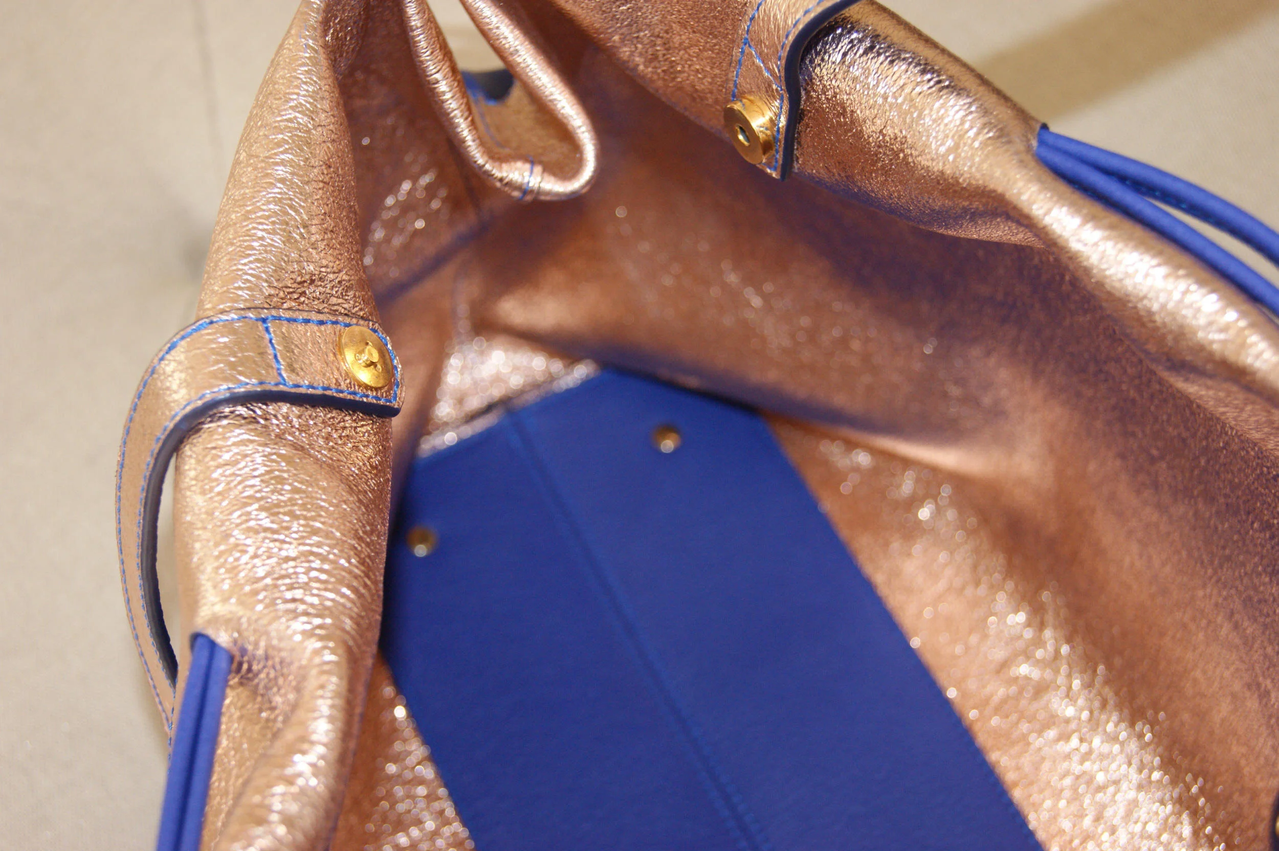 grand sac cuir bleu revers métallisé rose gold signature fermeture top magnétique