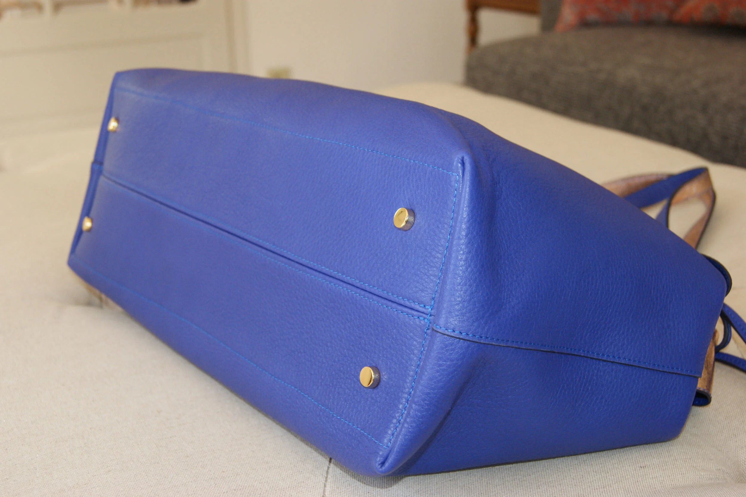 grand sac cuir bleu et métallisé rose gold modèle signature vue dessous