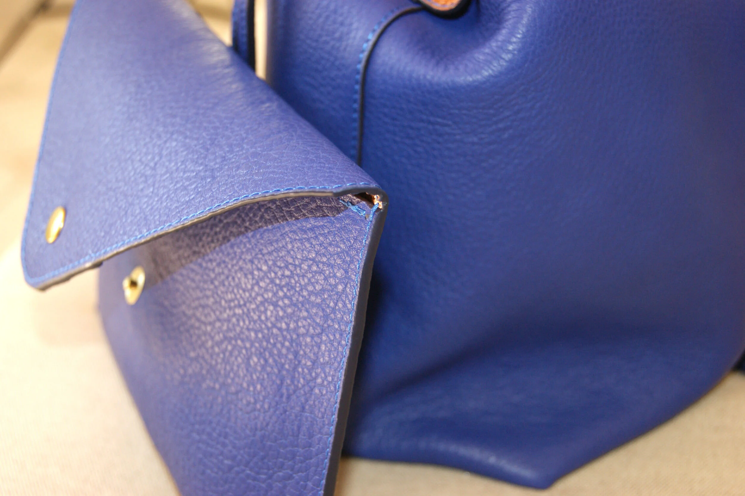 grande pochette cuir bleu et cuir métallisé rose gold détail