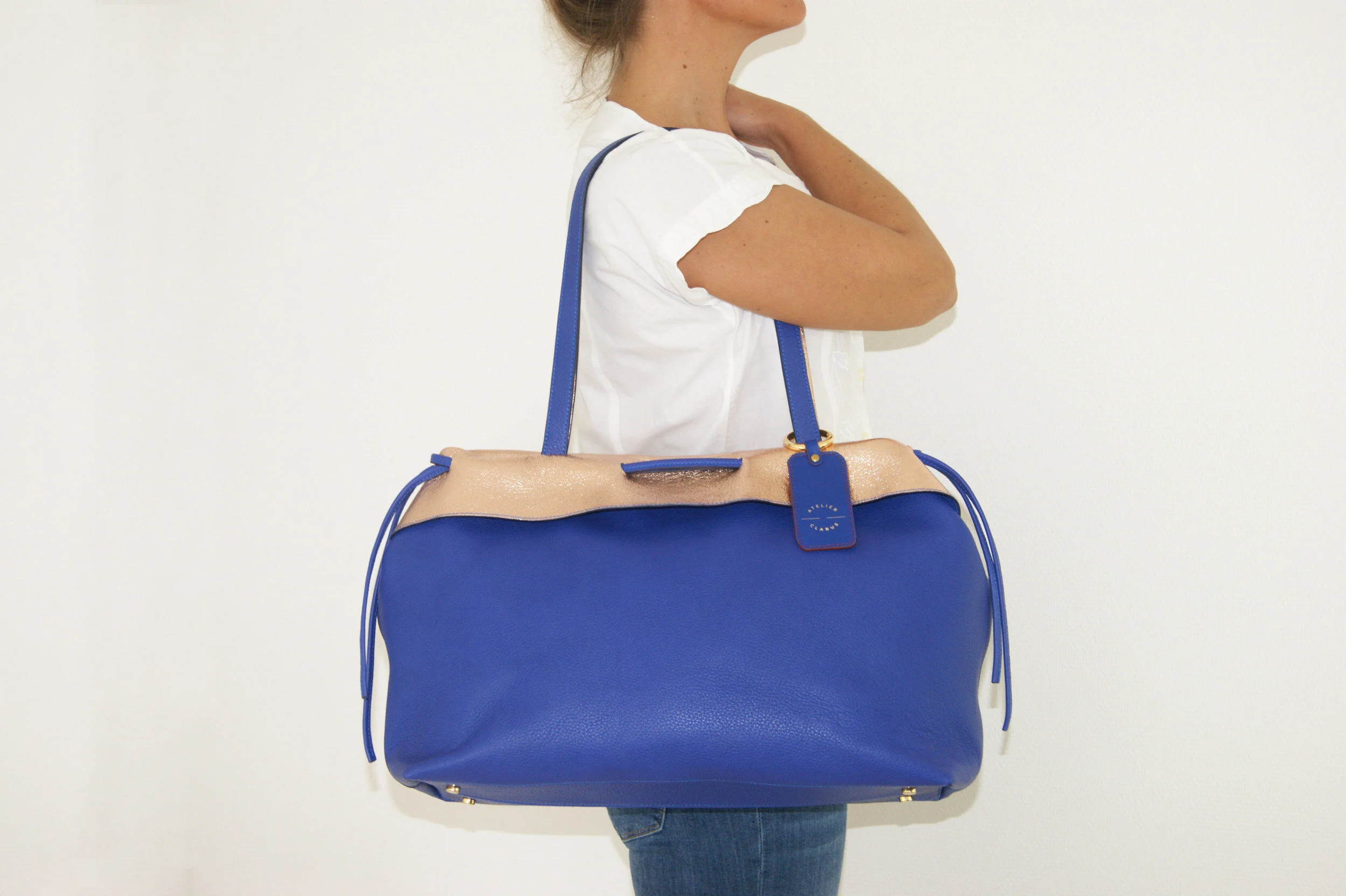 grand sac cuir bleu revers métallisé rose gold signature porté épaule