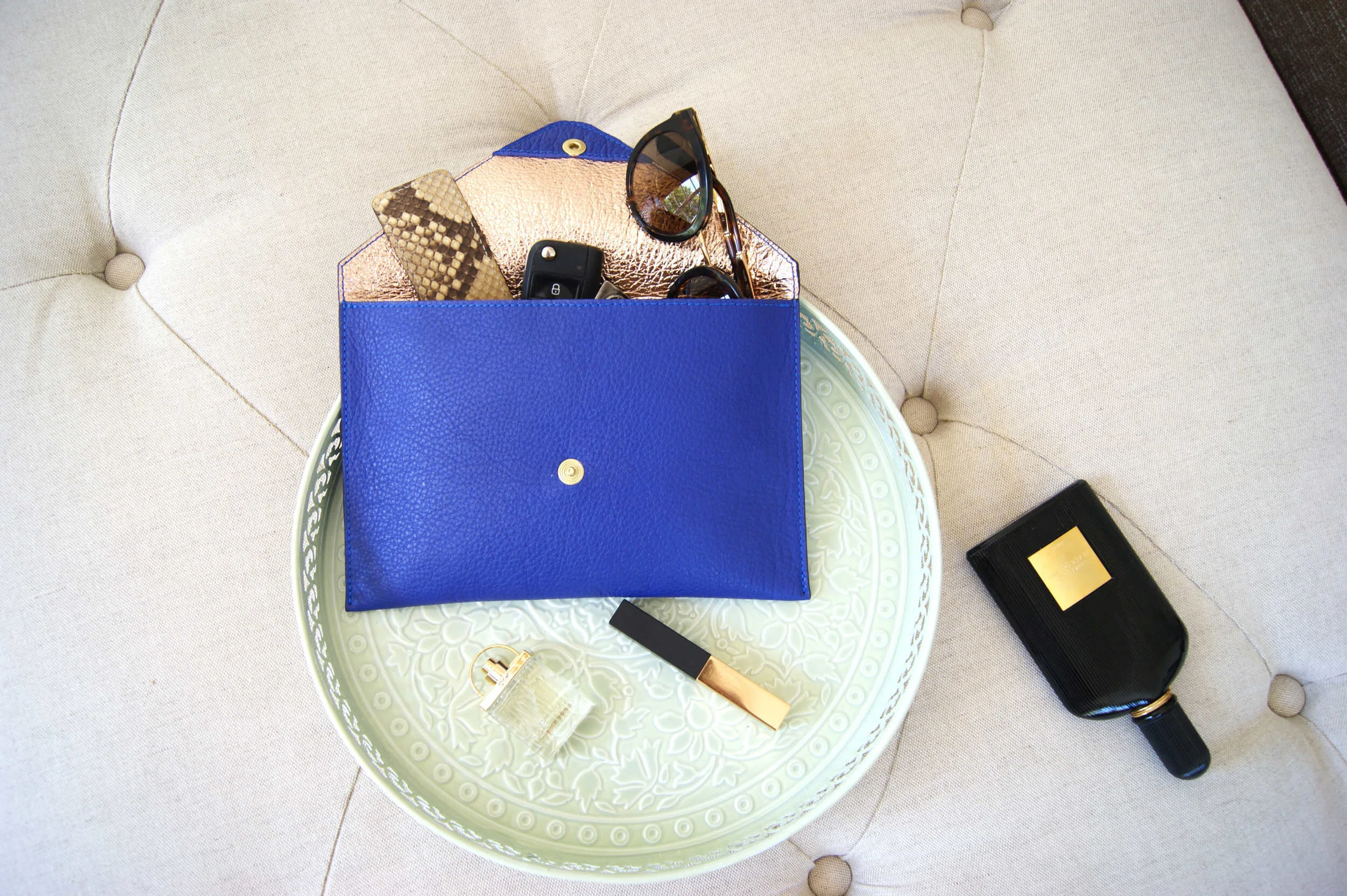 grande pochette ouverte cuir bleu et cuir métallisé rose gold