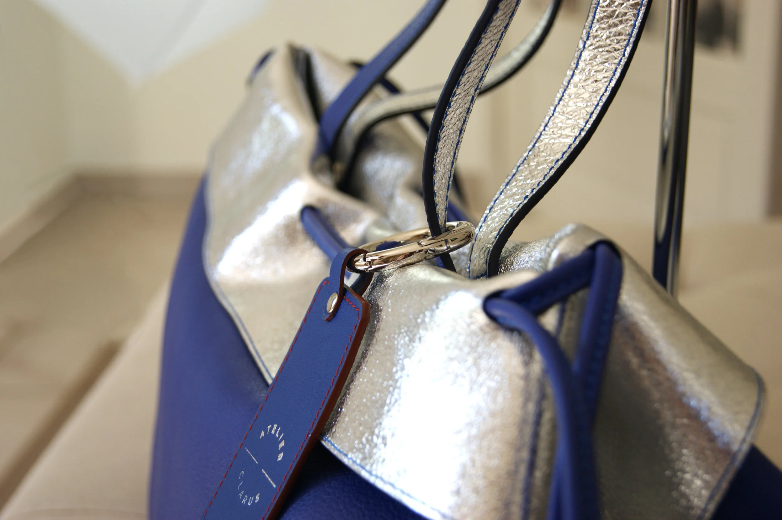 grand sac cuir bleu revers métallisé argent modèle signature détail finition