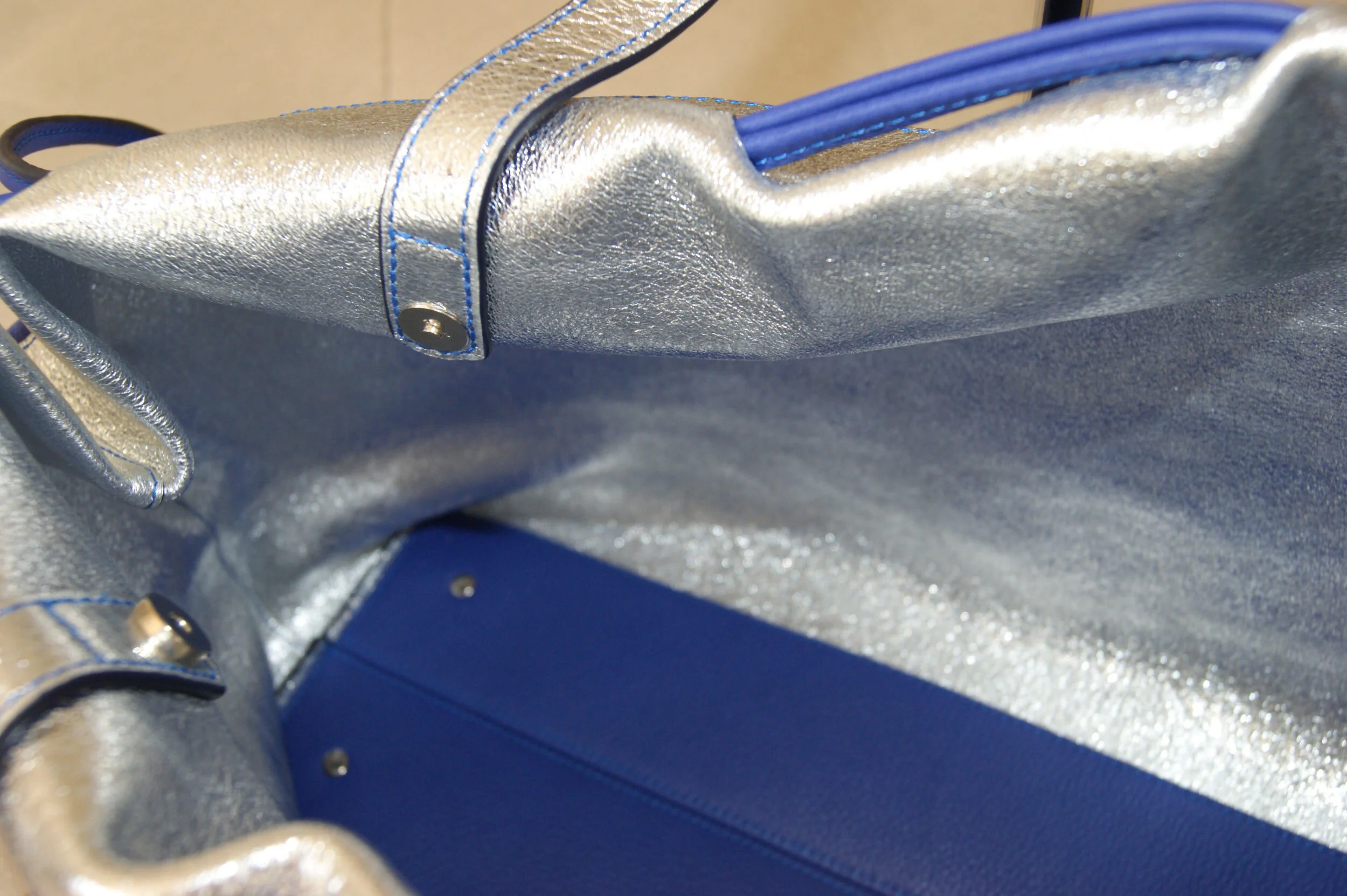 grand sac cuir bleu revers métallisé argent signature fermeture top magnétique