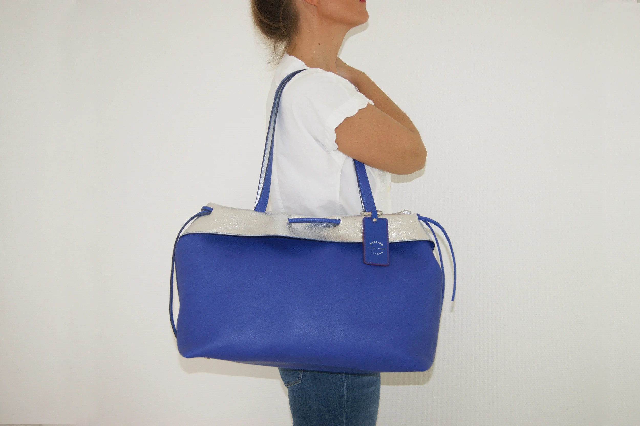 grand sac cuir bleu revers métallisé argent modèle signature porté épaule