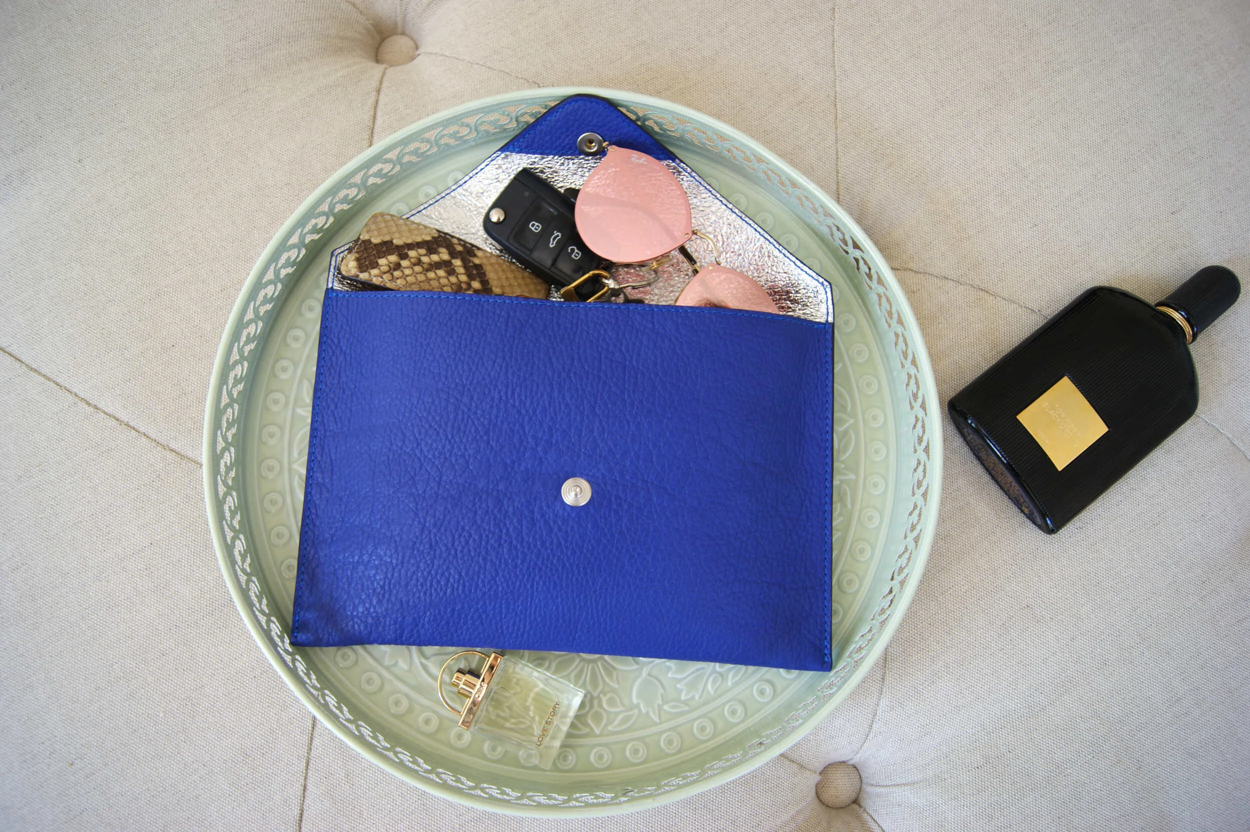 grande pochette ouverte cuir bleu et cuir métallisé argent