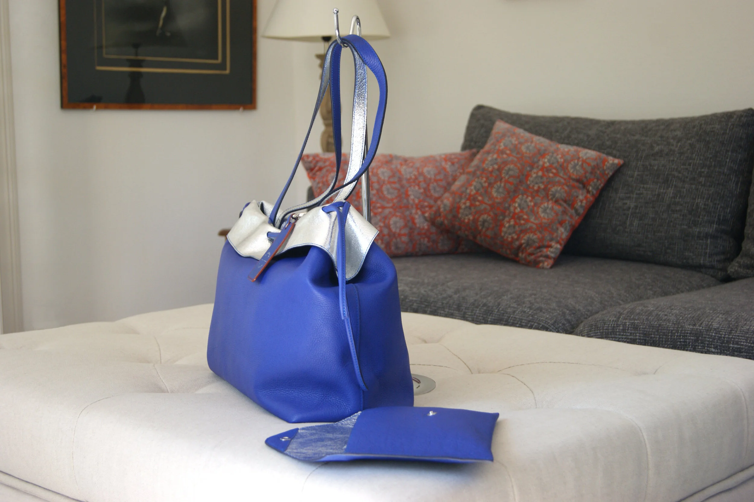 grand sac cuir bleu revers métallisé argent modèle signature vue profil