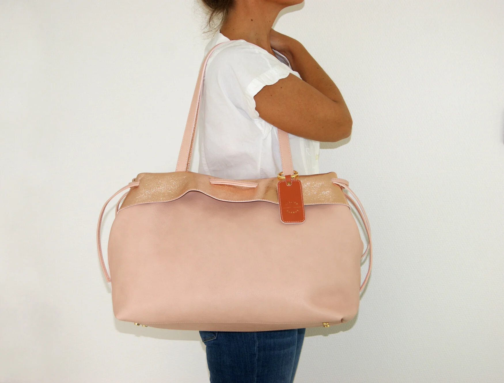 grand sac cuir rose et cuir métallisé rose gold porté épaule