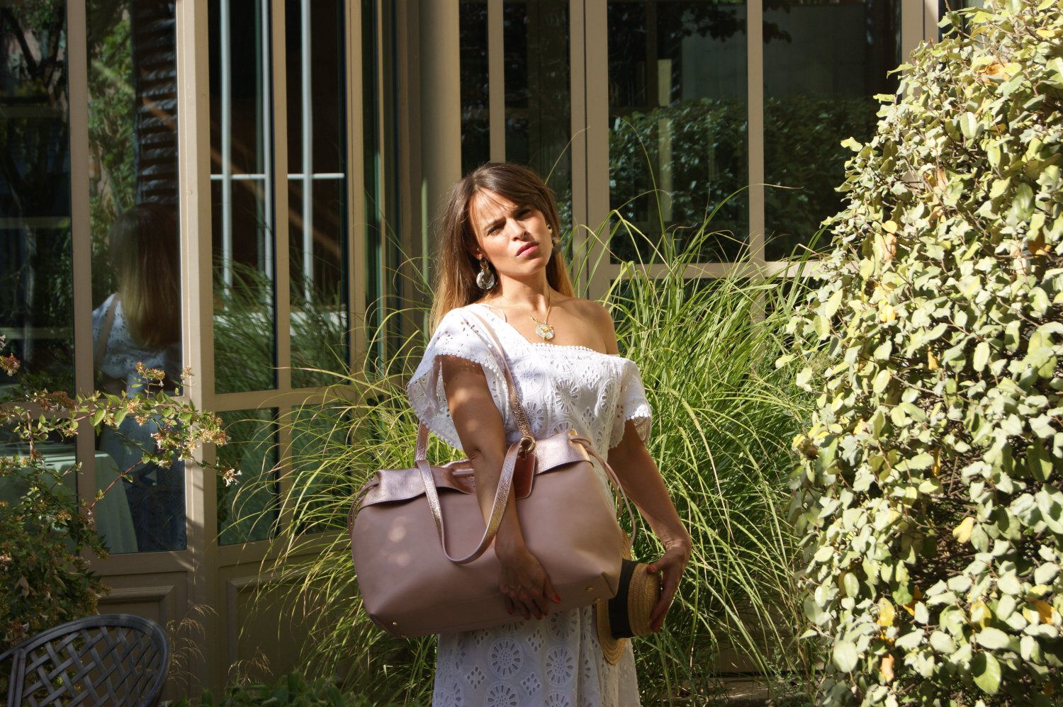 grand sac modèle signature cuir rose et rose gold métallisé porté bras