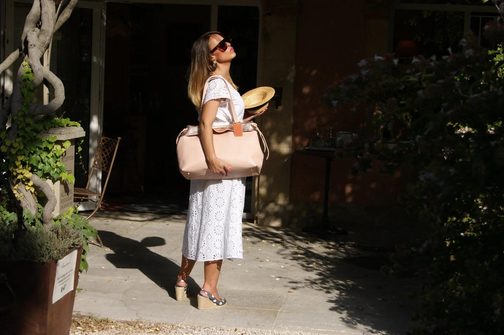 atelier clarus grand sac signature rose et rose gold porté l'été