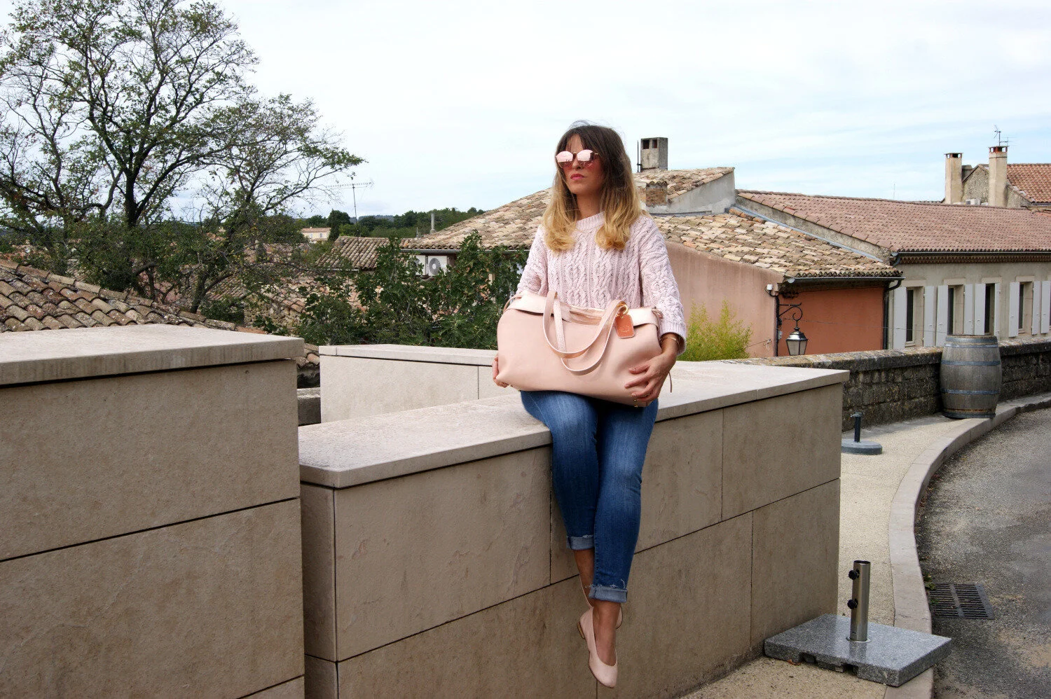 grand sac modèle signature cuir rose et rose gold métallisé porté décontracté