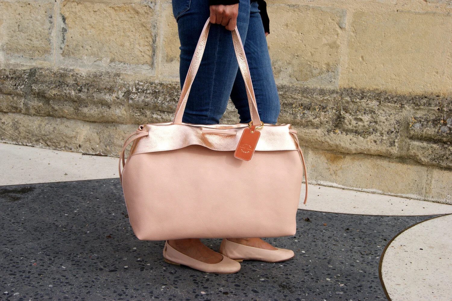 grand sac modèle signature cuir rose et rose gold métallisé porté main