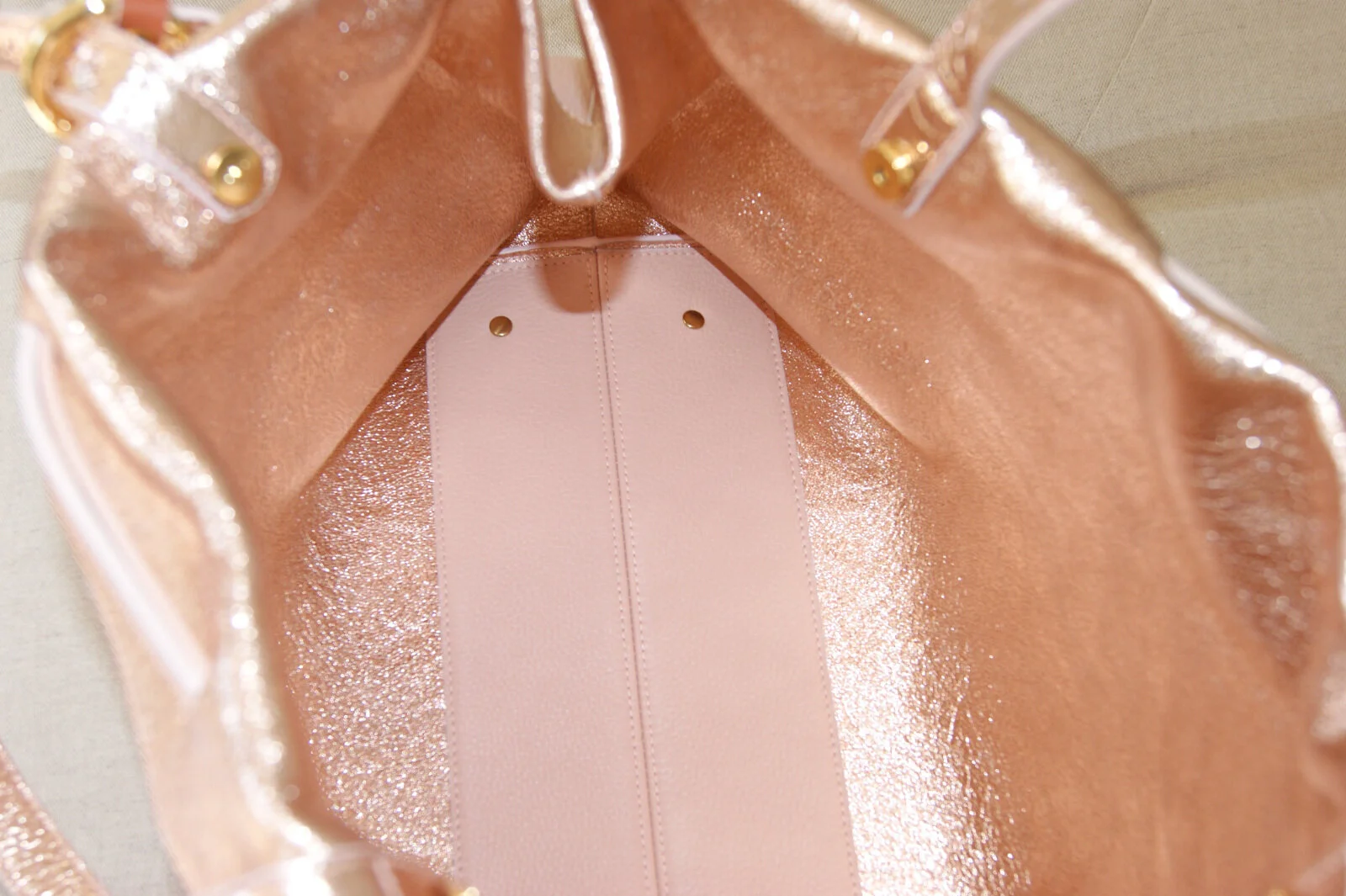 grand sac cuir rose vue intérieur métallisé rose gold modèle signature