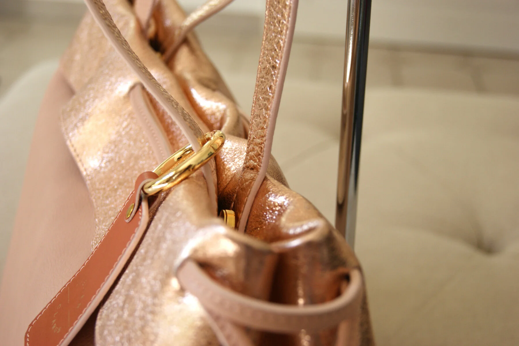 grand sac cuir rose et cuir métallisé rose gold vue détail