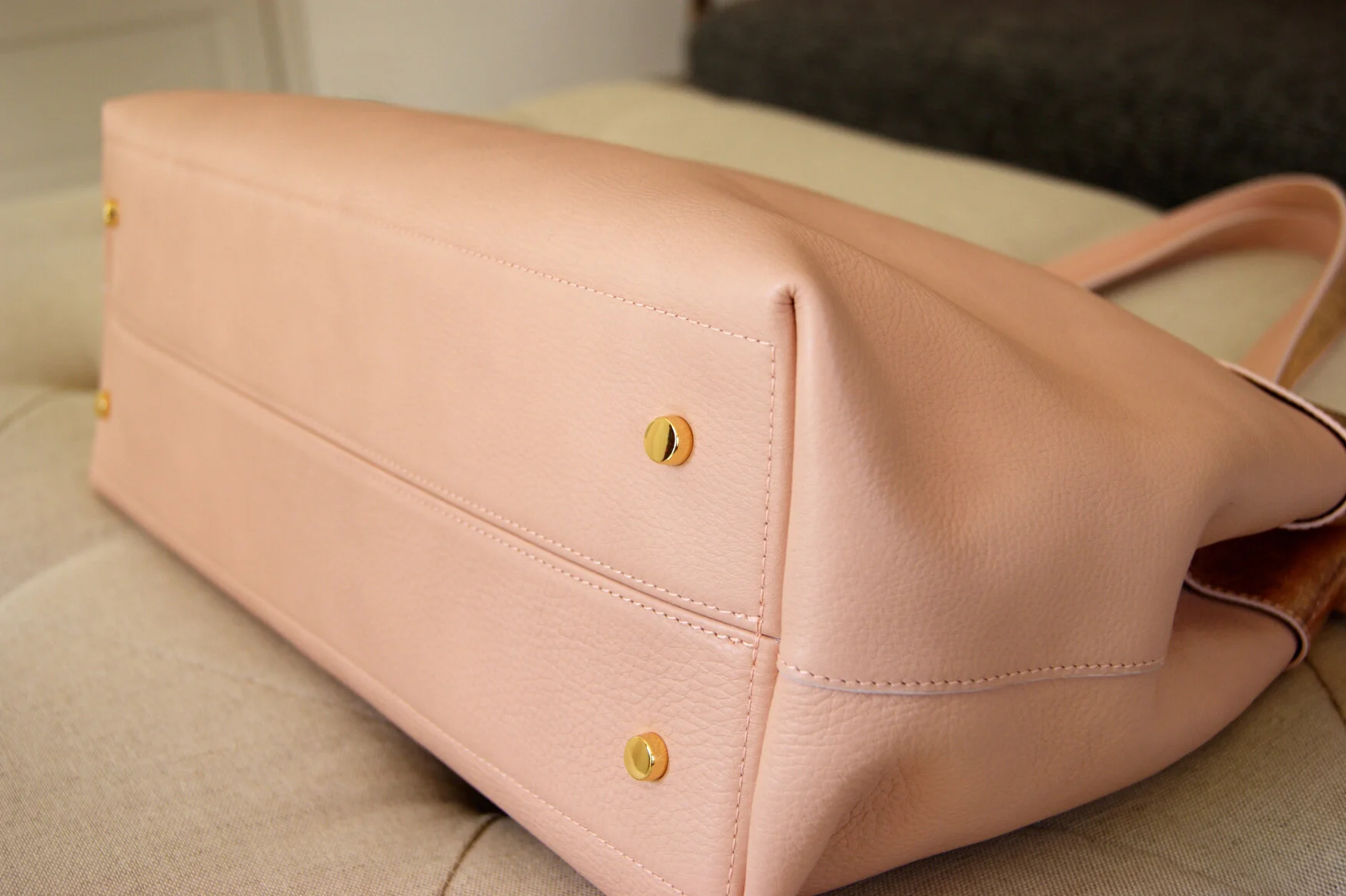 grand sac cuir rose et cuir métallisé rose gold vue dessous