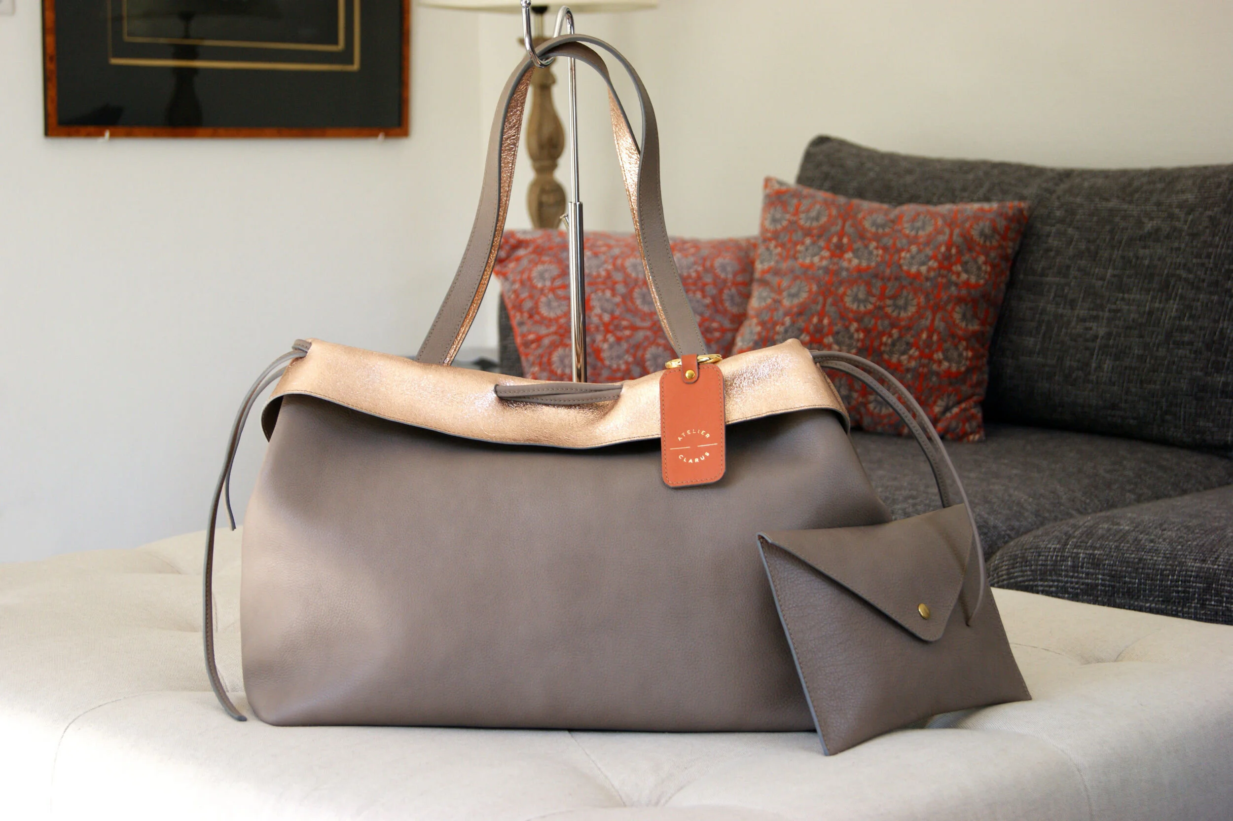 grand sac cuir taupe revers métallisé rose gold modèle signature vue face