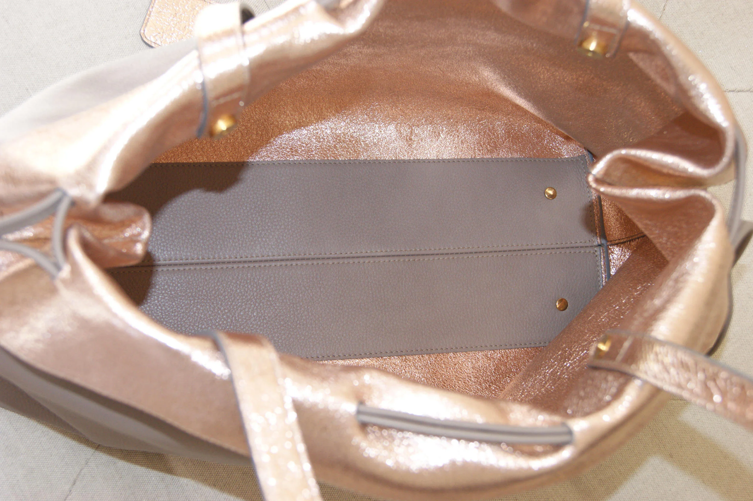 grand sac cuir taupe revers métallisé rose gold modèle signature vue intérieur