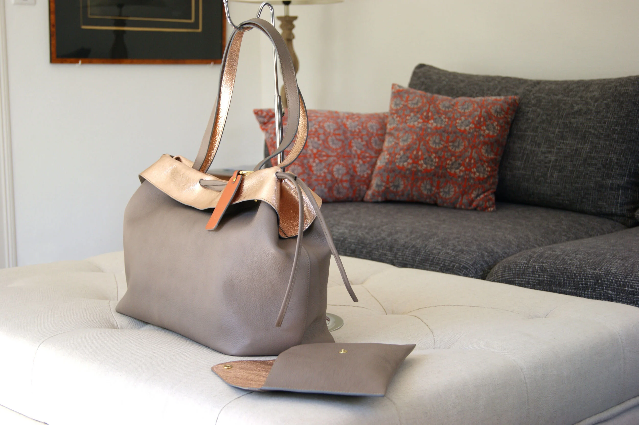 grand sac cuir taupe revers métallisé rose gold modèle signature vue profil