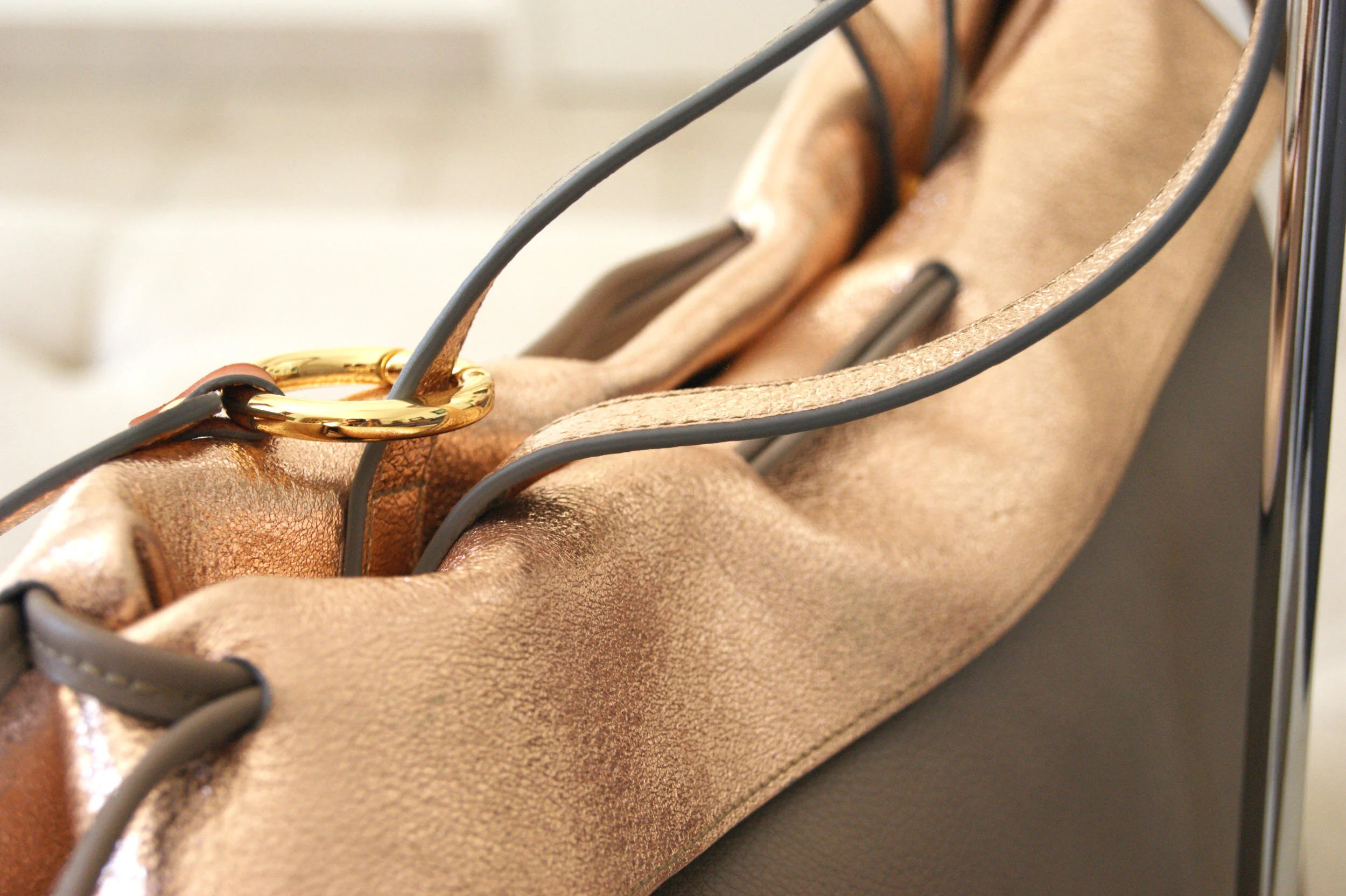 grand sac cuir taupe revers métallisé rose gold signature détail finition