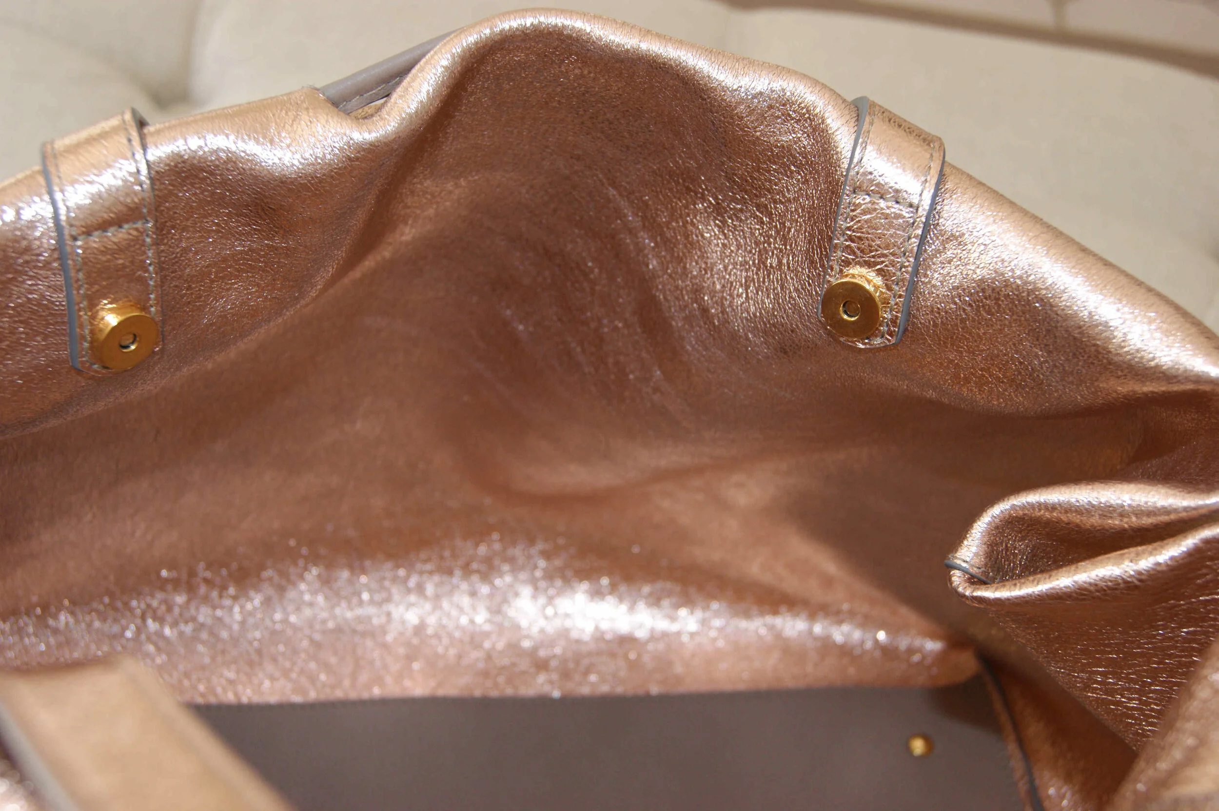 grand sac cuir taupe revers métallisé rose gold signature fermeture top magnétique