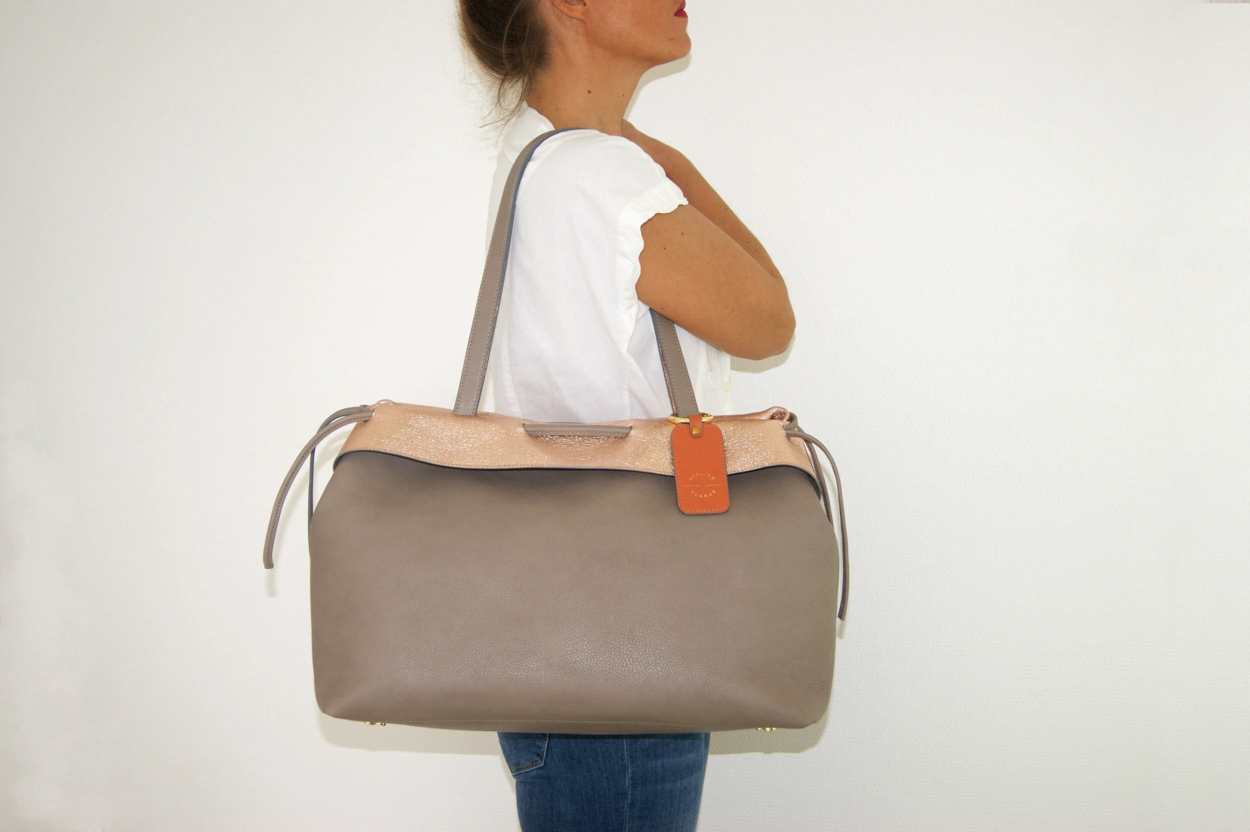 grand sac cuir taupe revers métallisé rose gold signature porté épaule