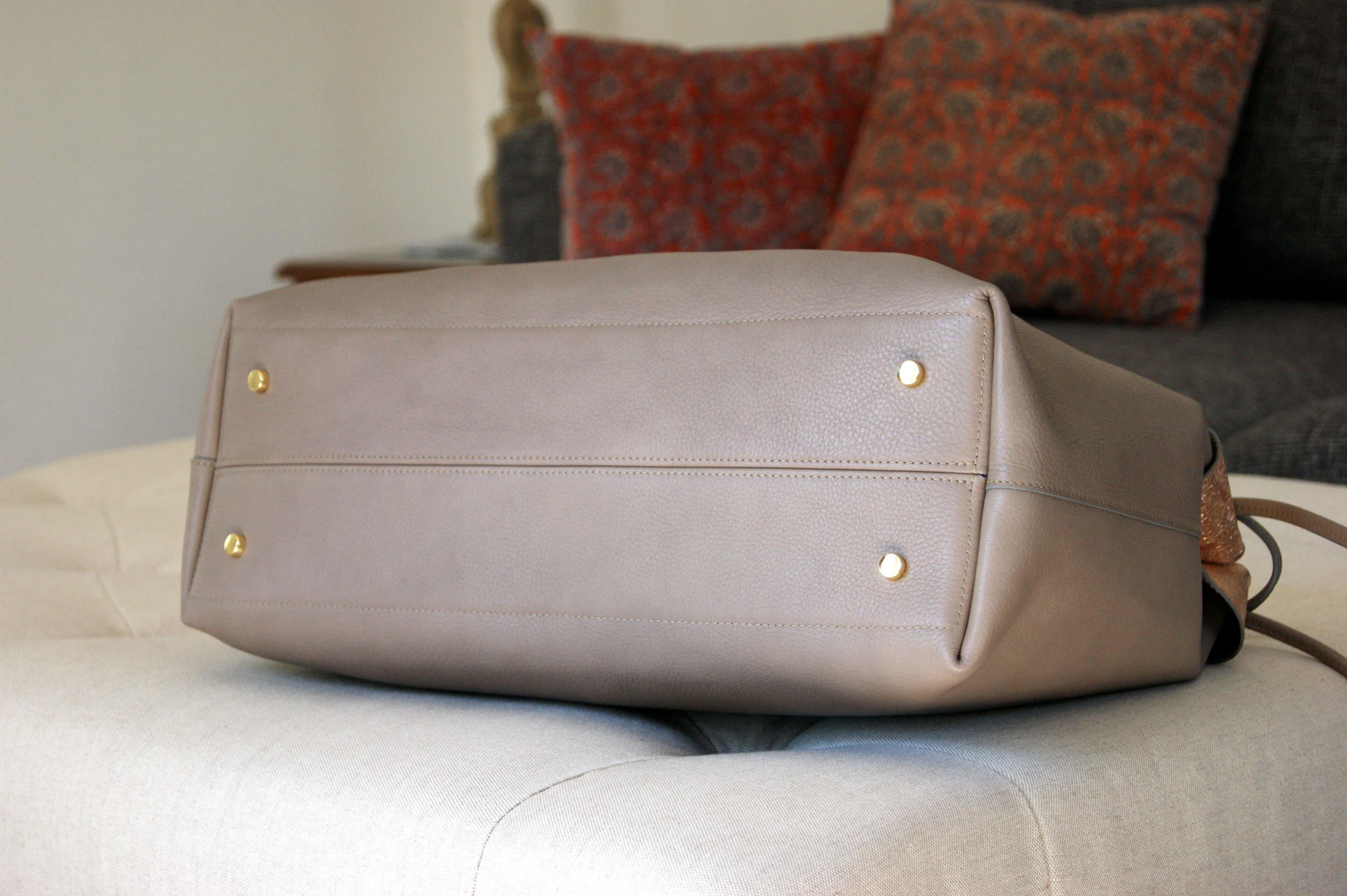 grand sac cuir taupe et métallisé rose gold modèle signature vue dessous