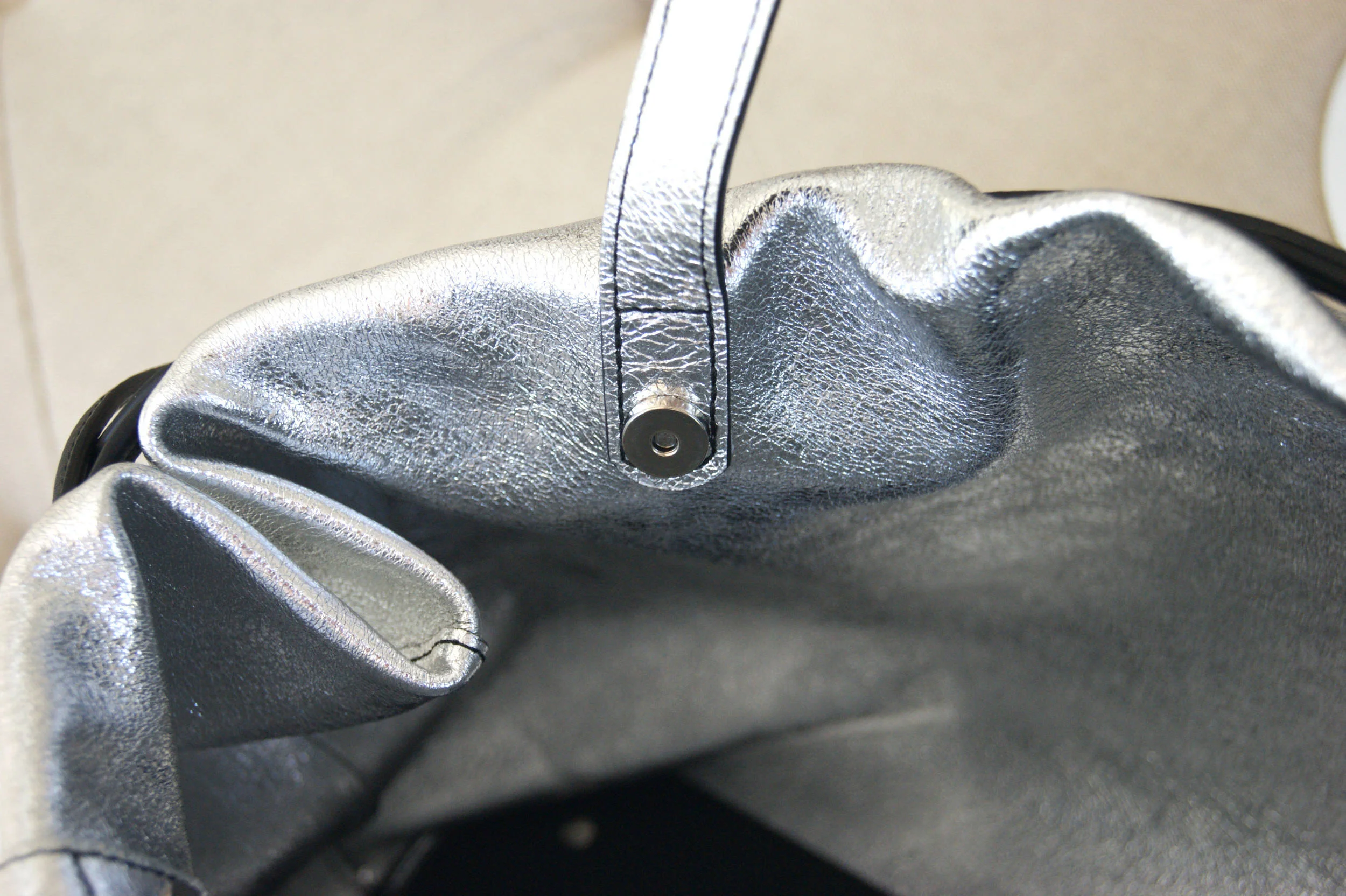 grand sac cuir noir revers métallisé argent signature fermeture top magnétique