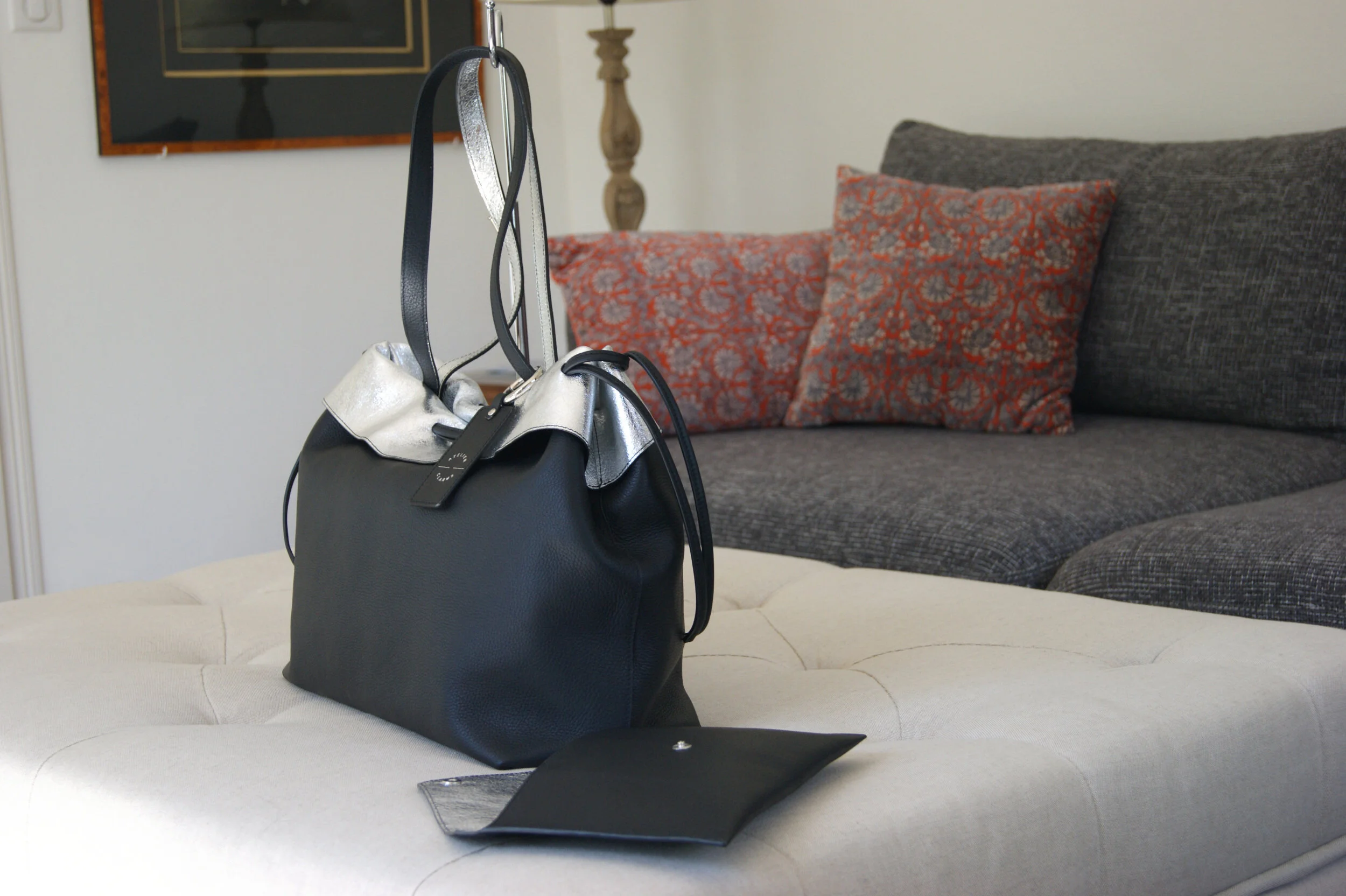 grand sac cuir noir revers métallisé argent modèle signature vue profil